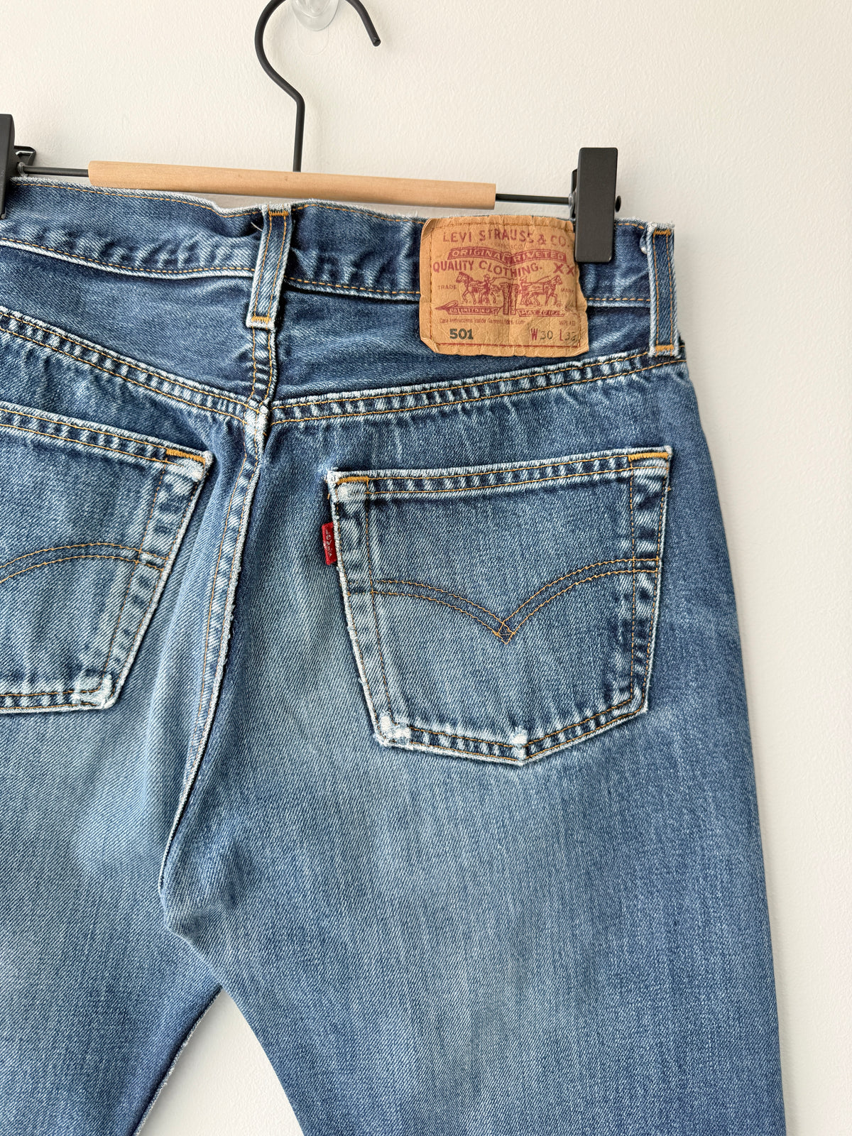 W28 L30 vintage Levis 501s 27/28” measured dark fade blue 501s Y2K