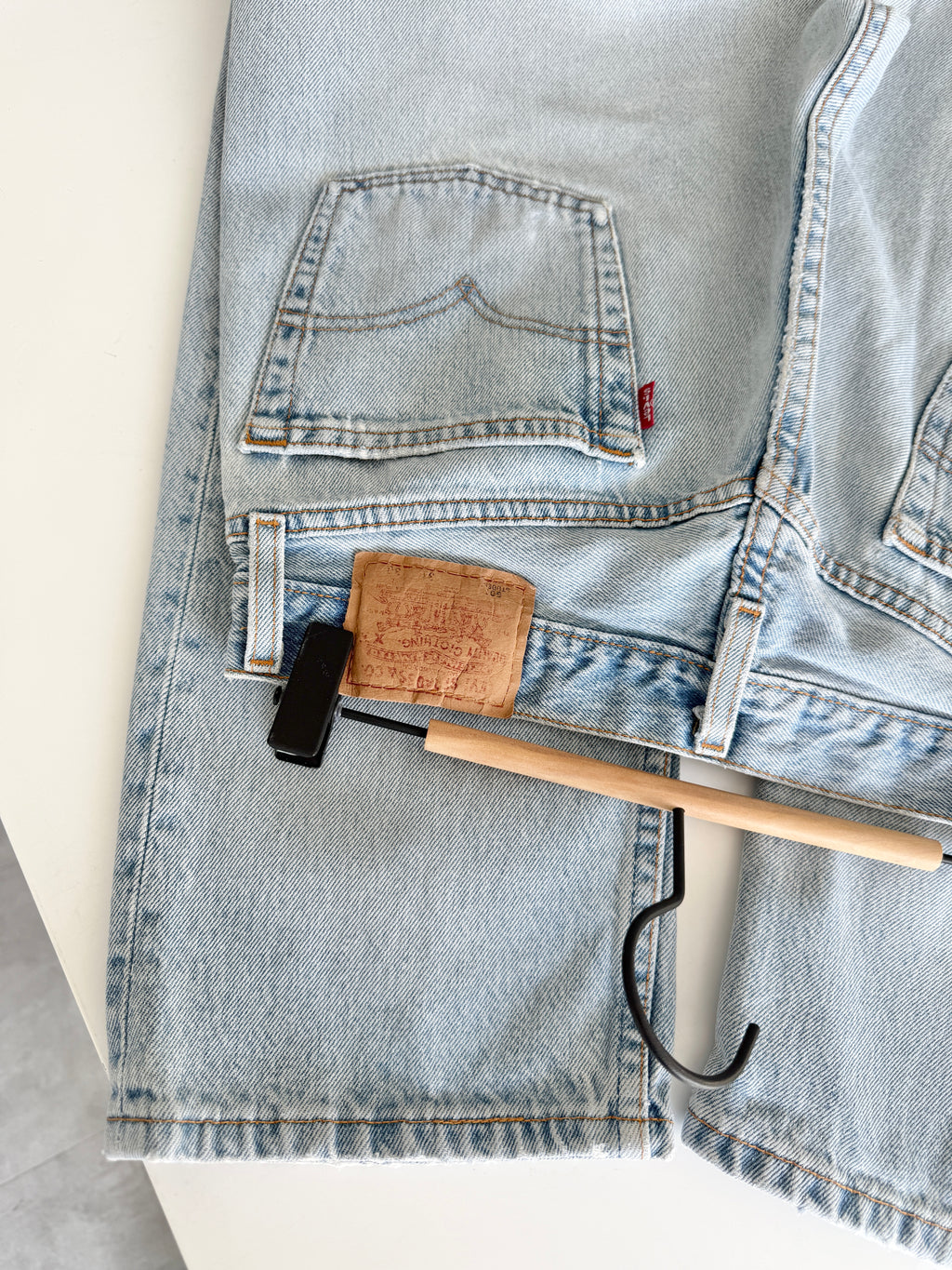 Distressed W28 L29 vintage Levis 501 27/28” measured light faded blue denim 90’s 501s USA student fit