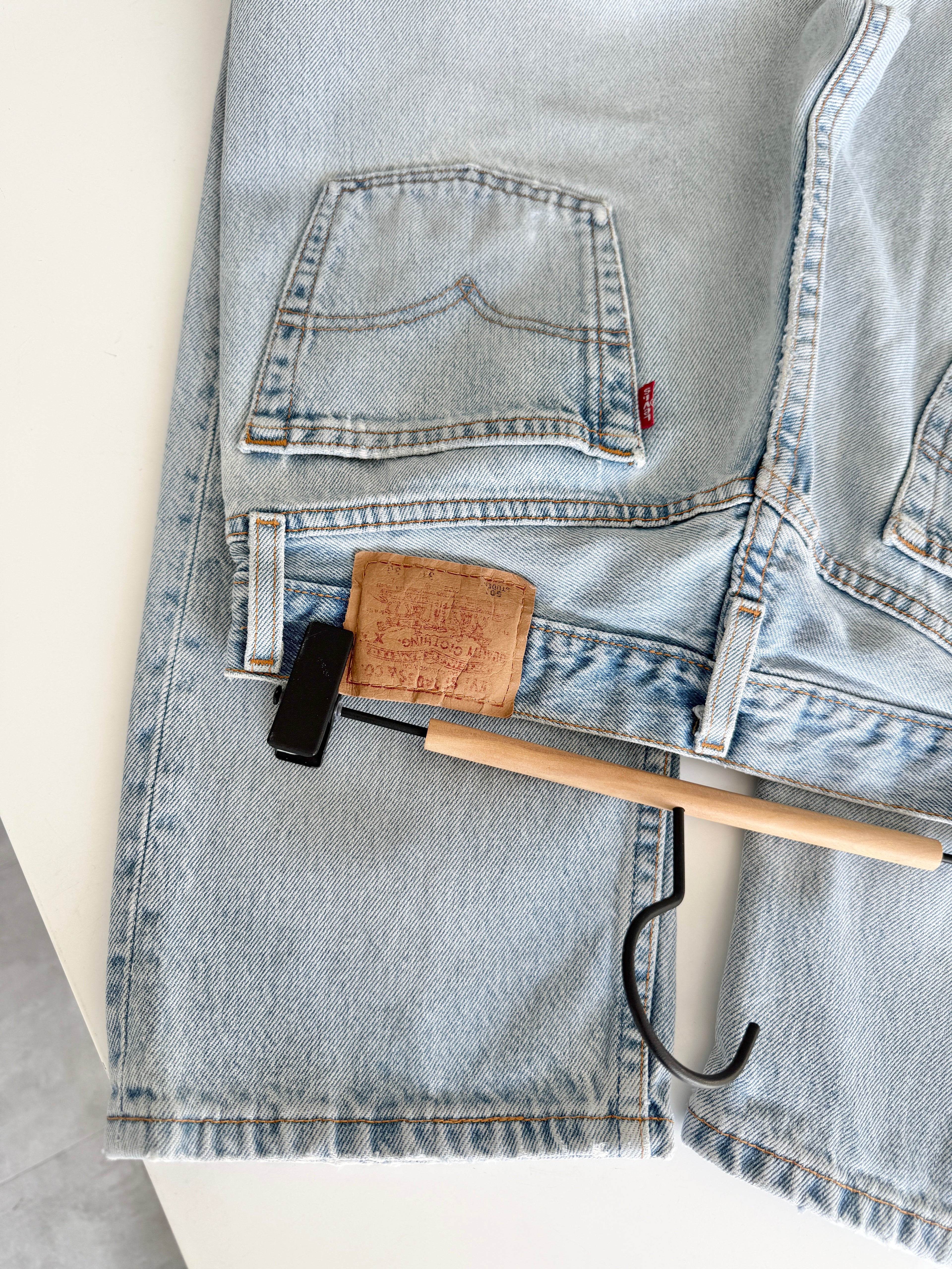 Distressed W28 L29 vintage Levis 501 27/28” measured light faded blue denim 90’s 501s USA student fit