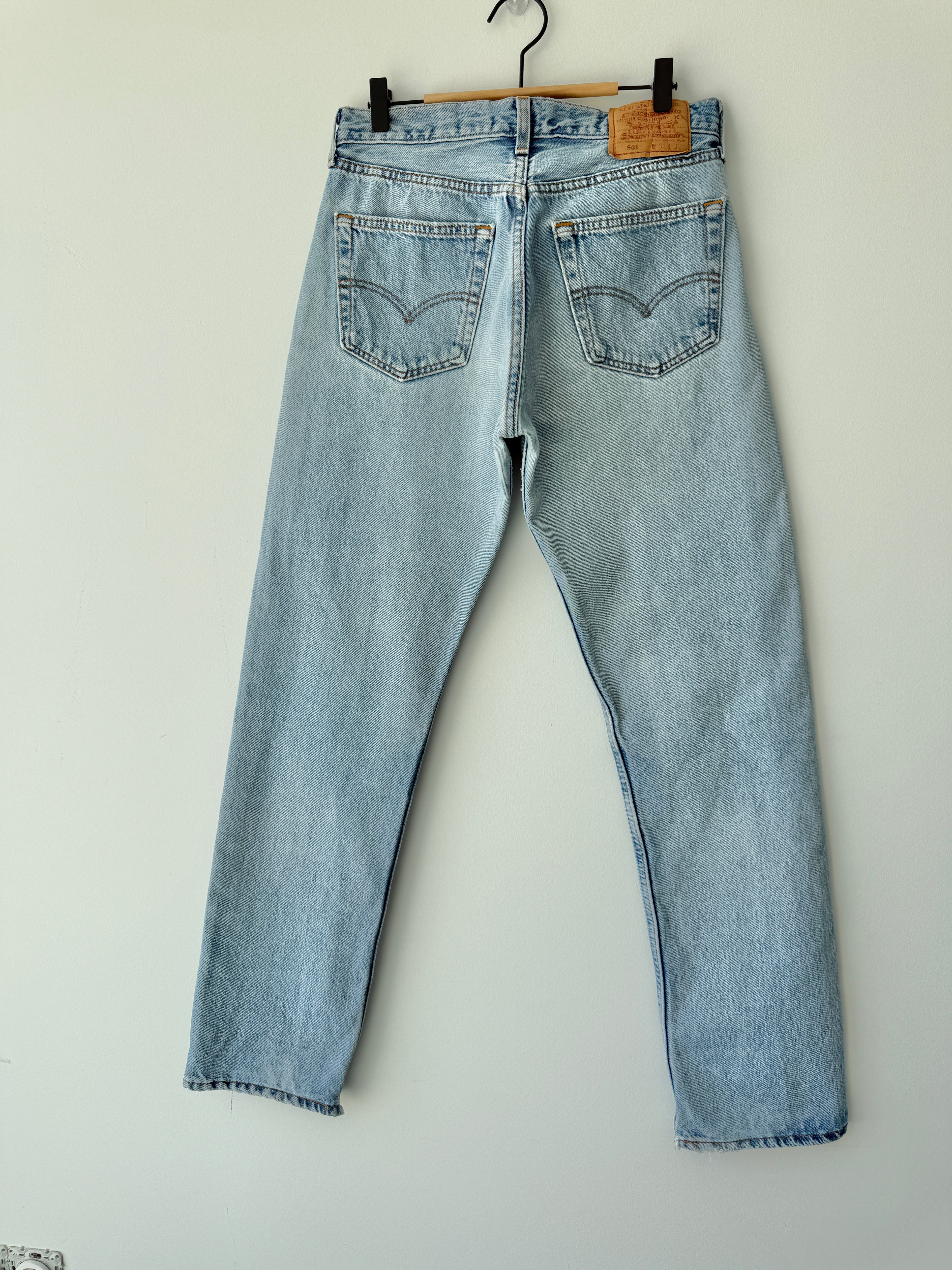 W29 L31 vintage Levis 501 29” measured waist light faded blue USA 90s 501s