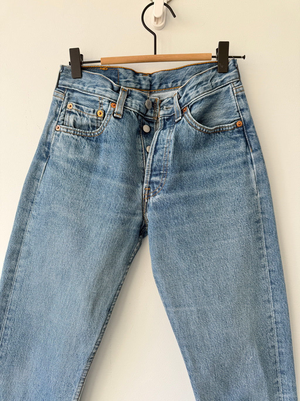 W24 L30 vintage Levis 501 23-24” medium blue 90s Levi’s 501s