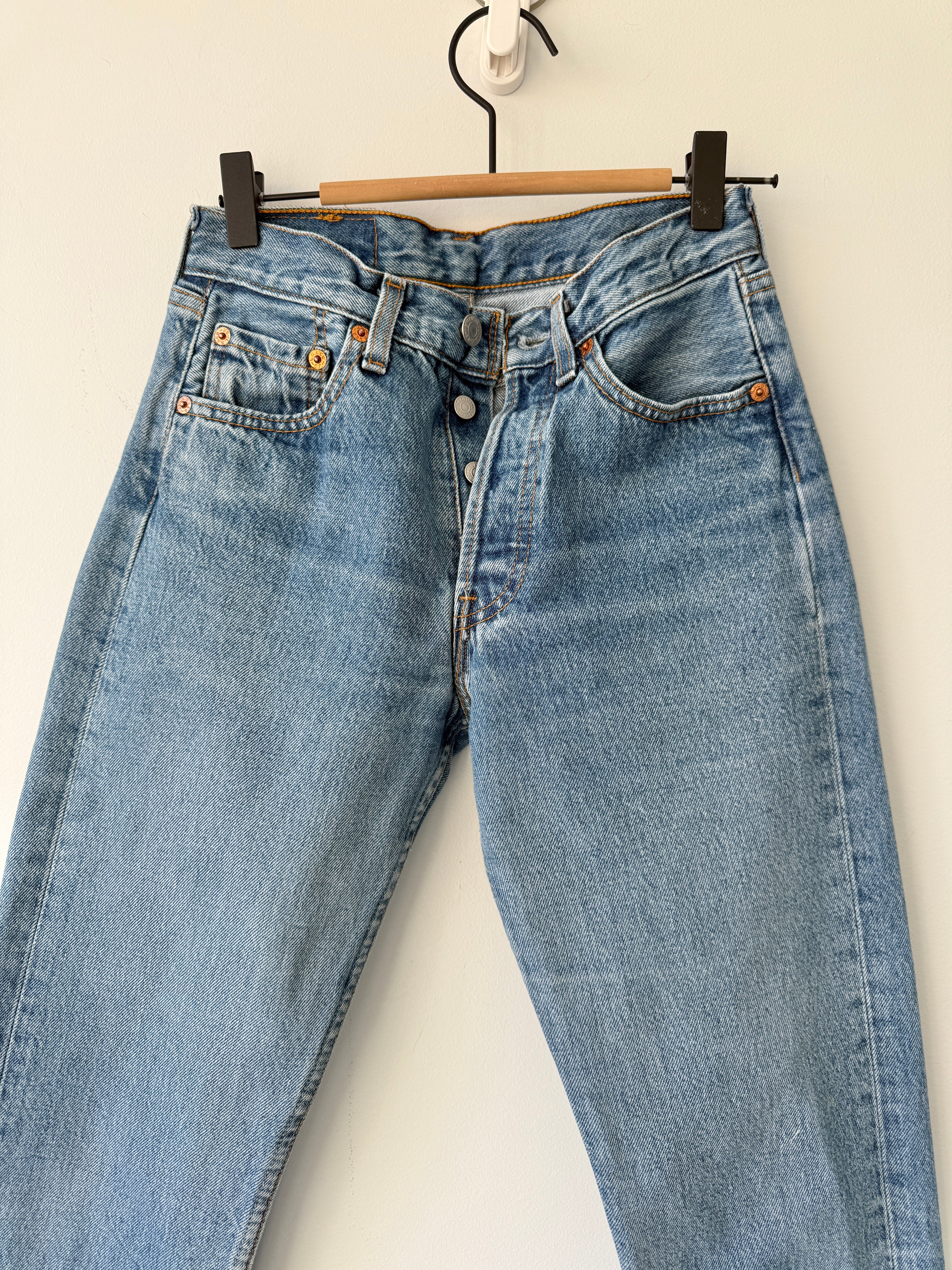 W24 L30 vintage Levis 501 23-24” medium blue 90s Levi’s 501s