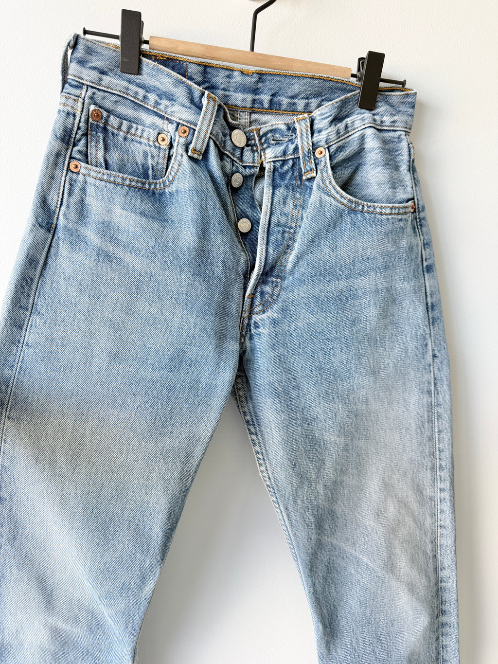 W25 L31 vintage Levis 501 24-25” measured medium light blue faded denim 90s 501s