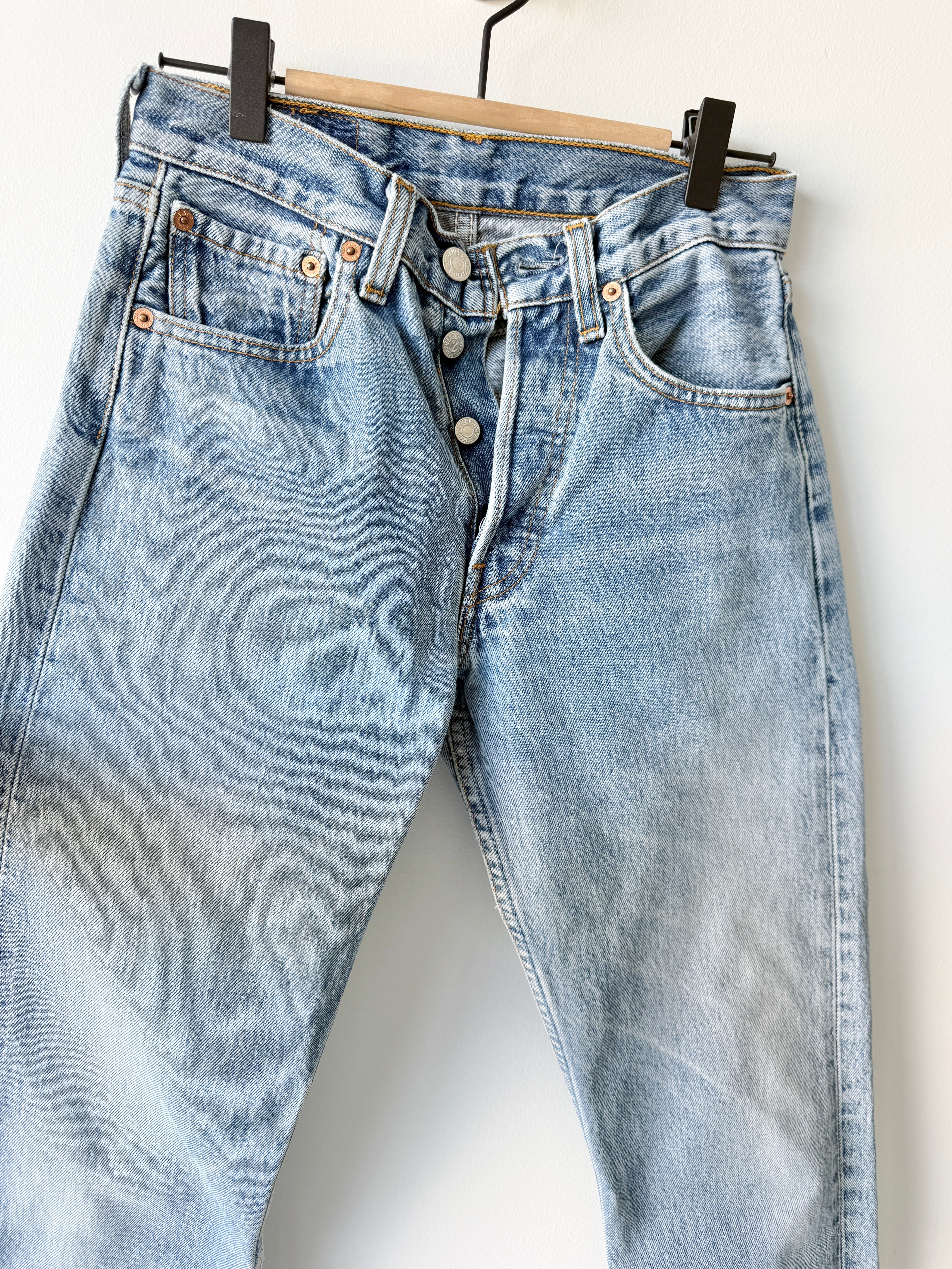 W25 L31 vintage Levis 501 24-25” measured medium light blue faded denim 90s 501s