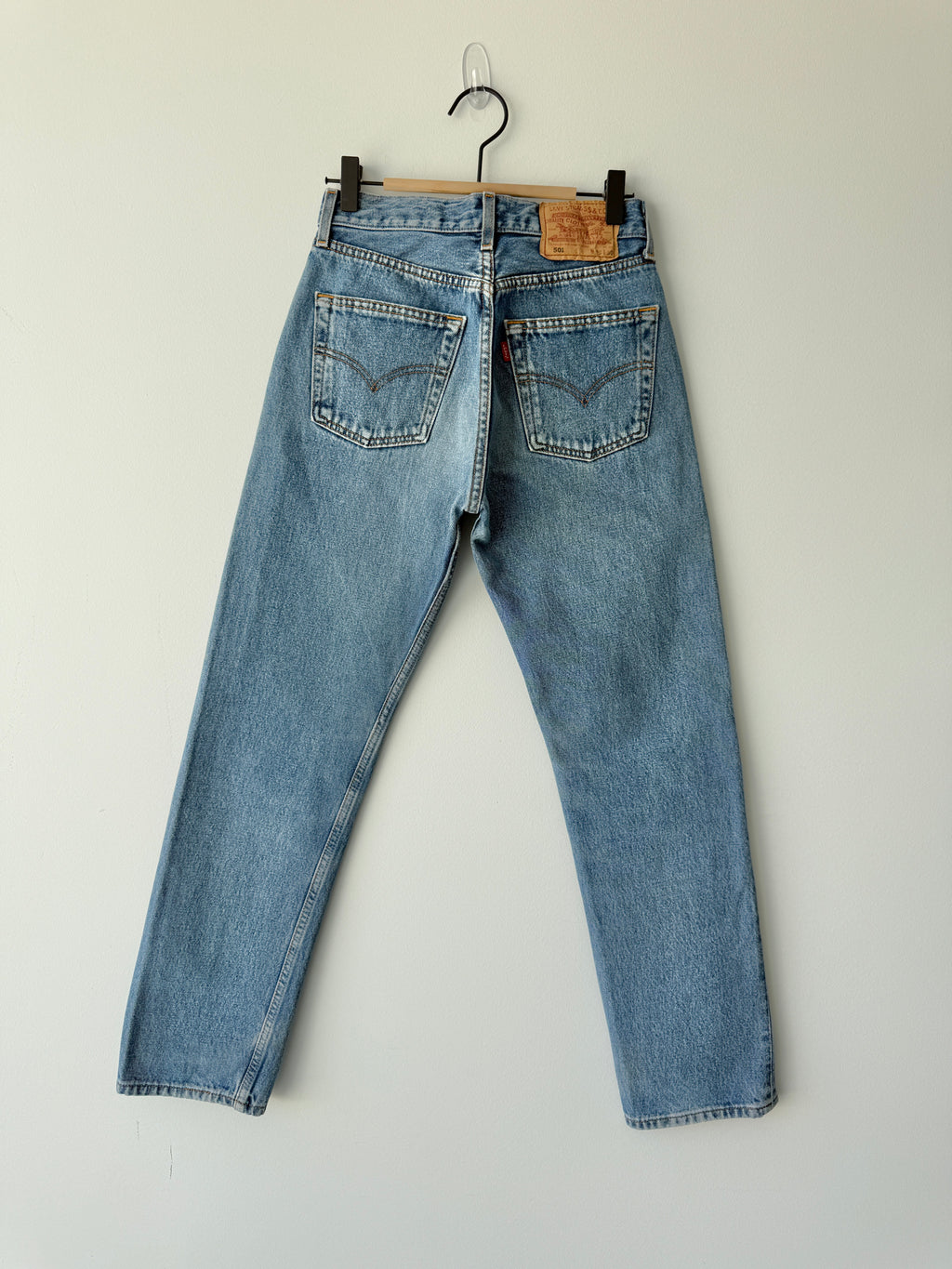 W25 L29 vintage Levis 501s 25” measured medium blue fade 501s 90s