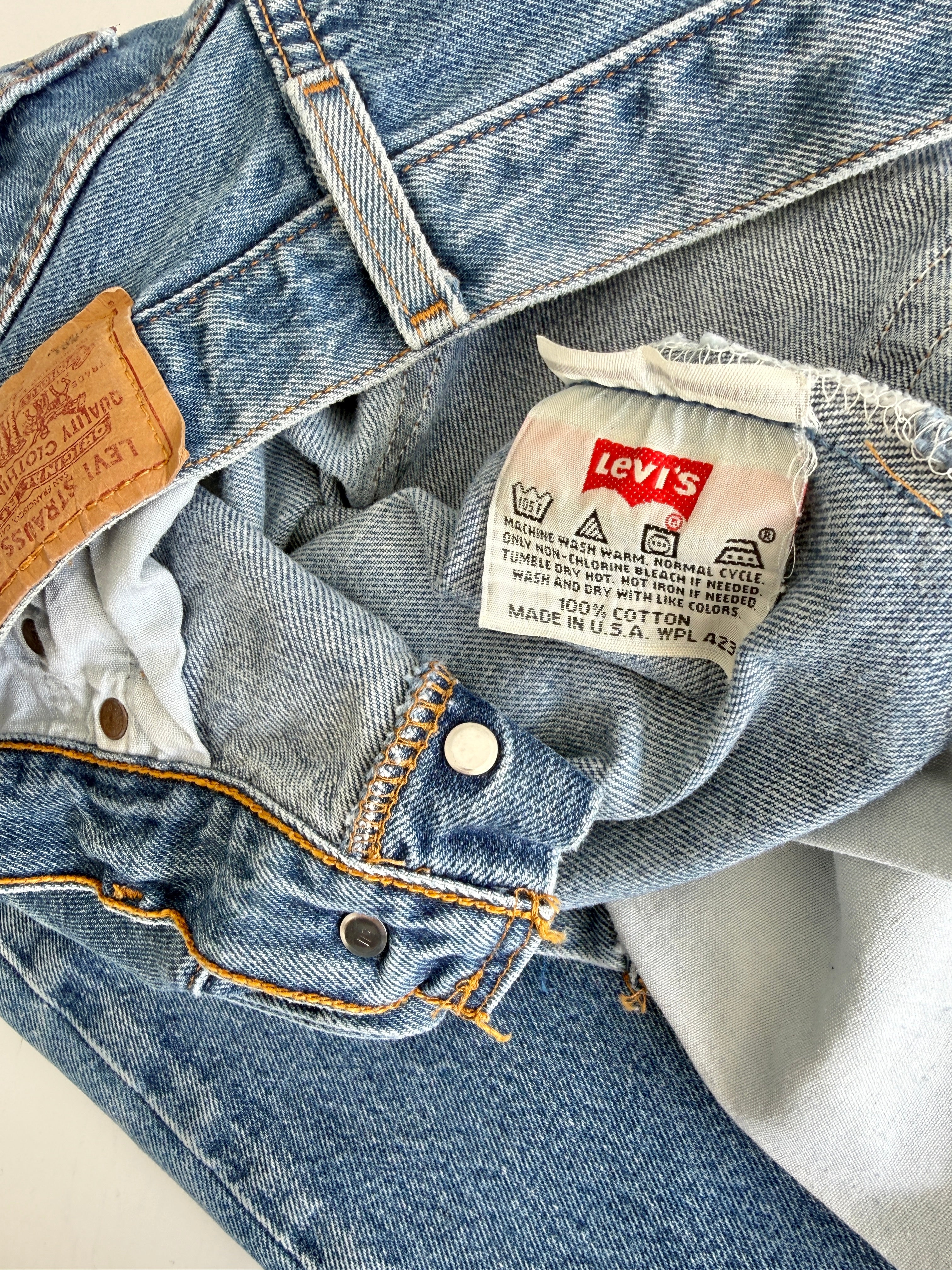 W26 L29 vintage Levis 501s 25/26” medium blue denim Levi’s 501s student fit 90s USA
