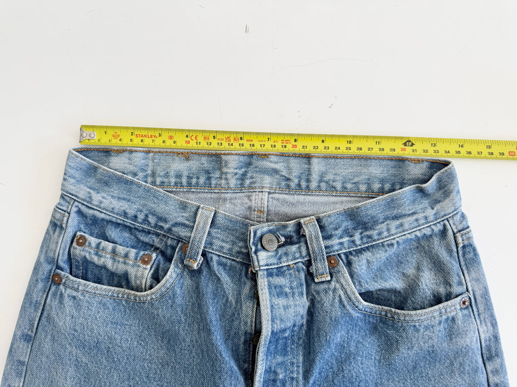 W28 L26 vintage Levis 501 26/28” measured medium faded blue denim 80s Levi’s USA 501s