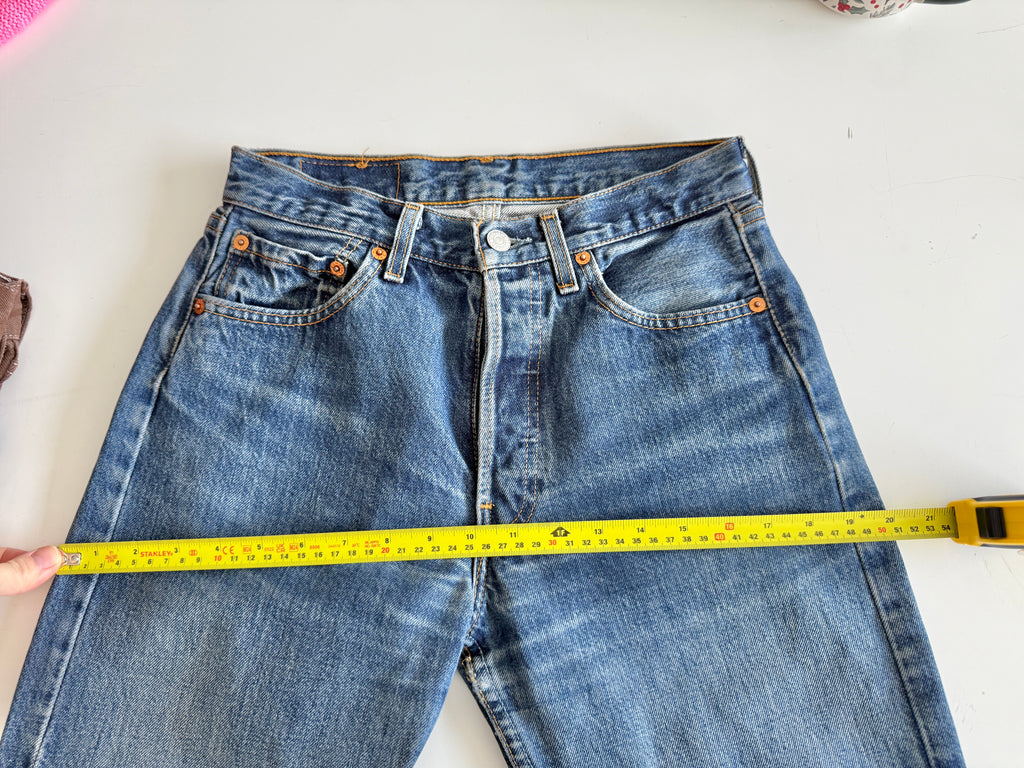 W27 L32 vintage Levis 501 26-27” measured dark blue denim made in 90s flare