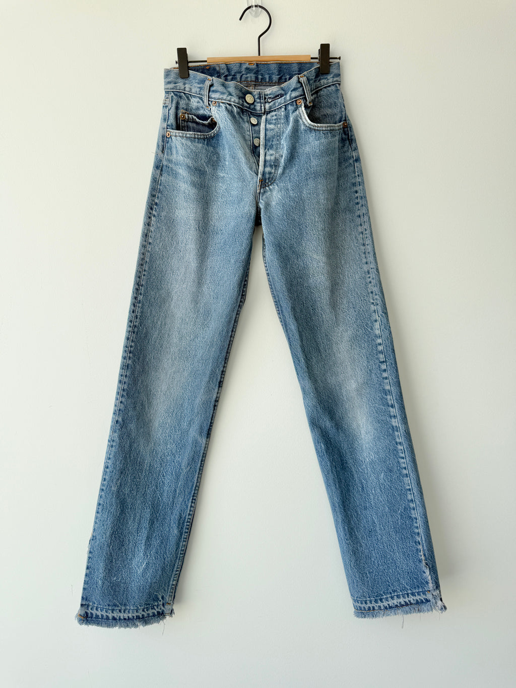 W25 L33 vintage Levis 701 25” measured waist medium blue faded  80s 701s made in USA