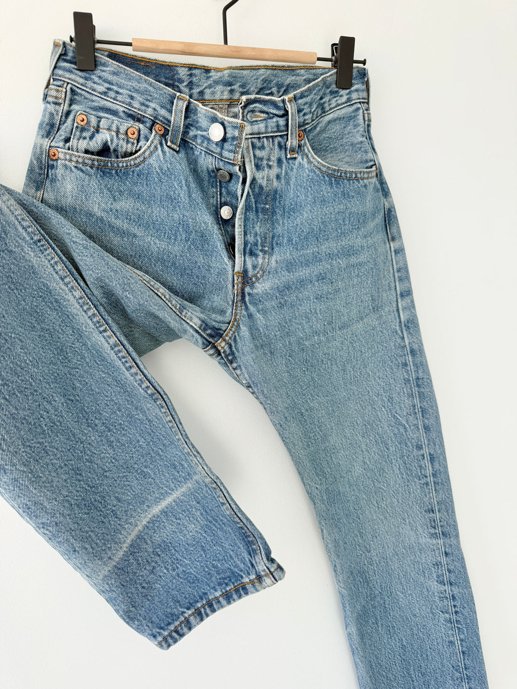 W25 L32 vintage Levis 501s 24/25” measured medium fade blue denim Levi’s 501s 90s