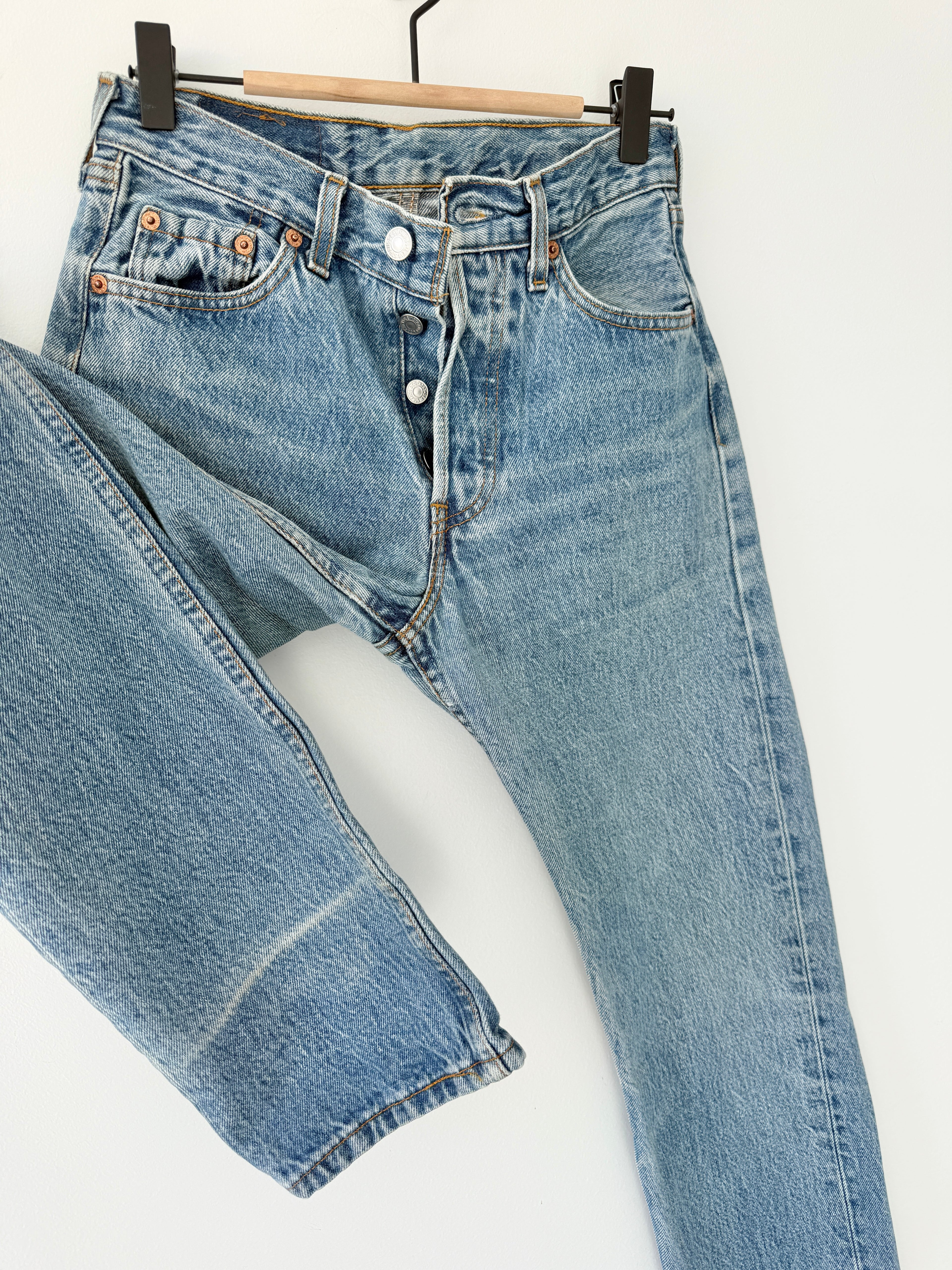 W25 L32 vintage Levis 501s 24/25” measured medium fade blue denim Levi’s 501s 90s