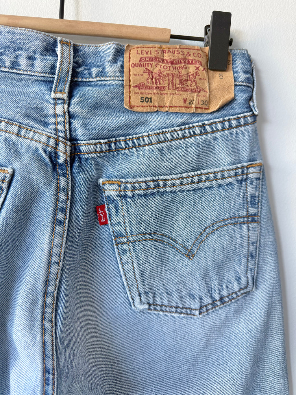 W26 L30 vintage Levis 501 light medium blue 25/26” measured waist 90s levis 501s
