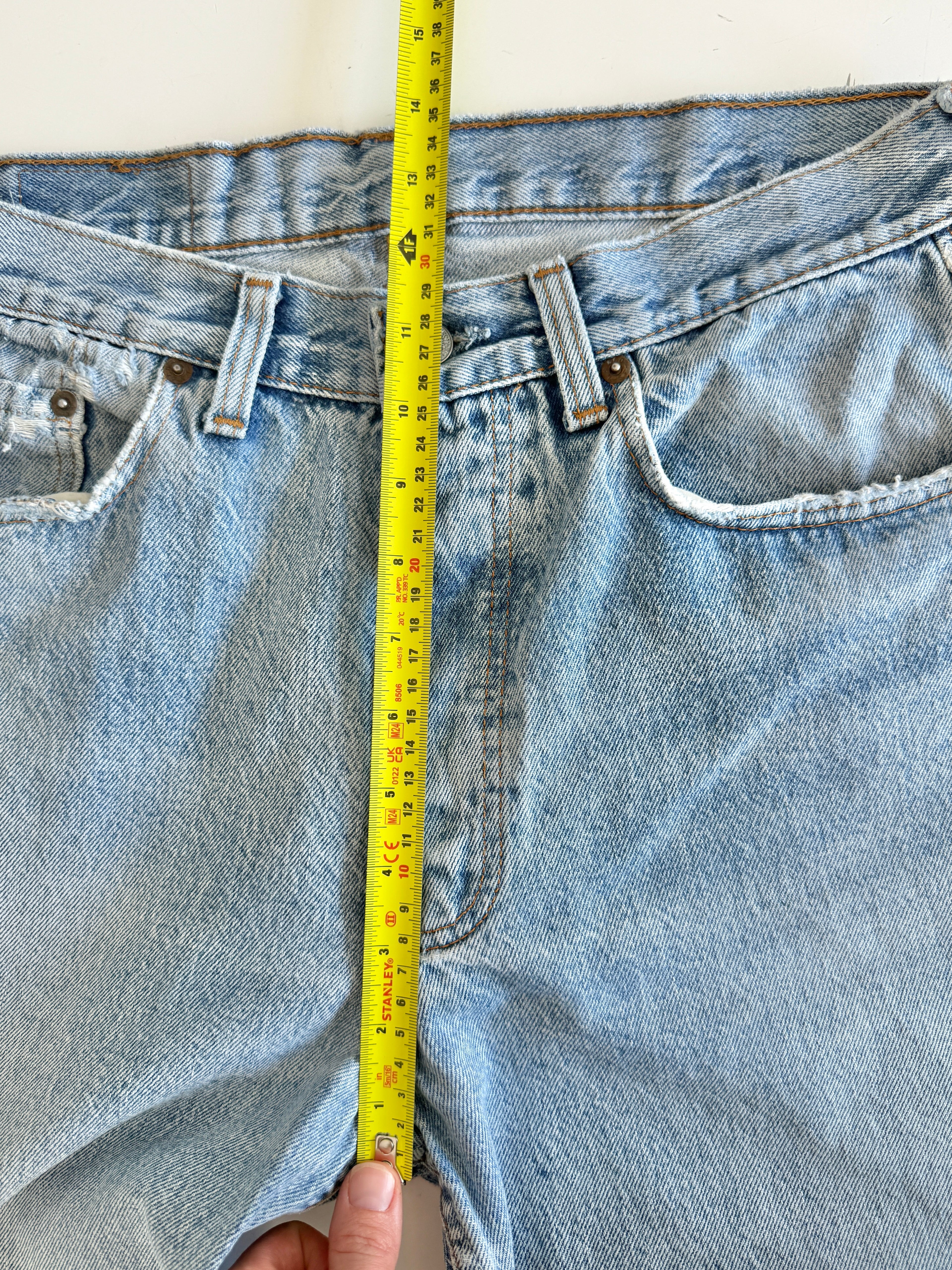 W31 L30 vintage Levis 501 30/31” measured waist light blue 501s made in 80s