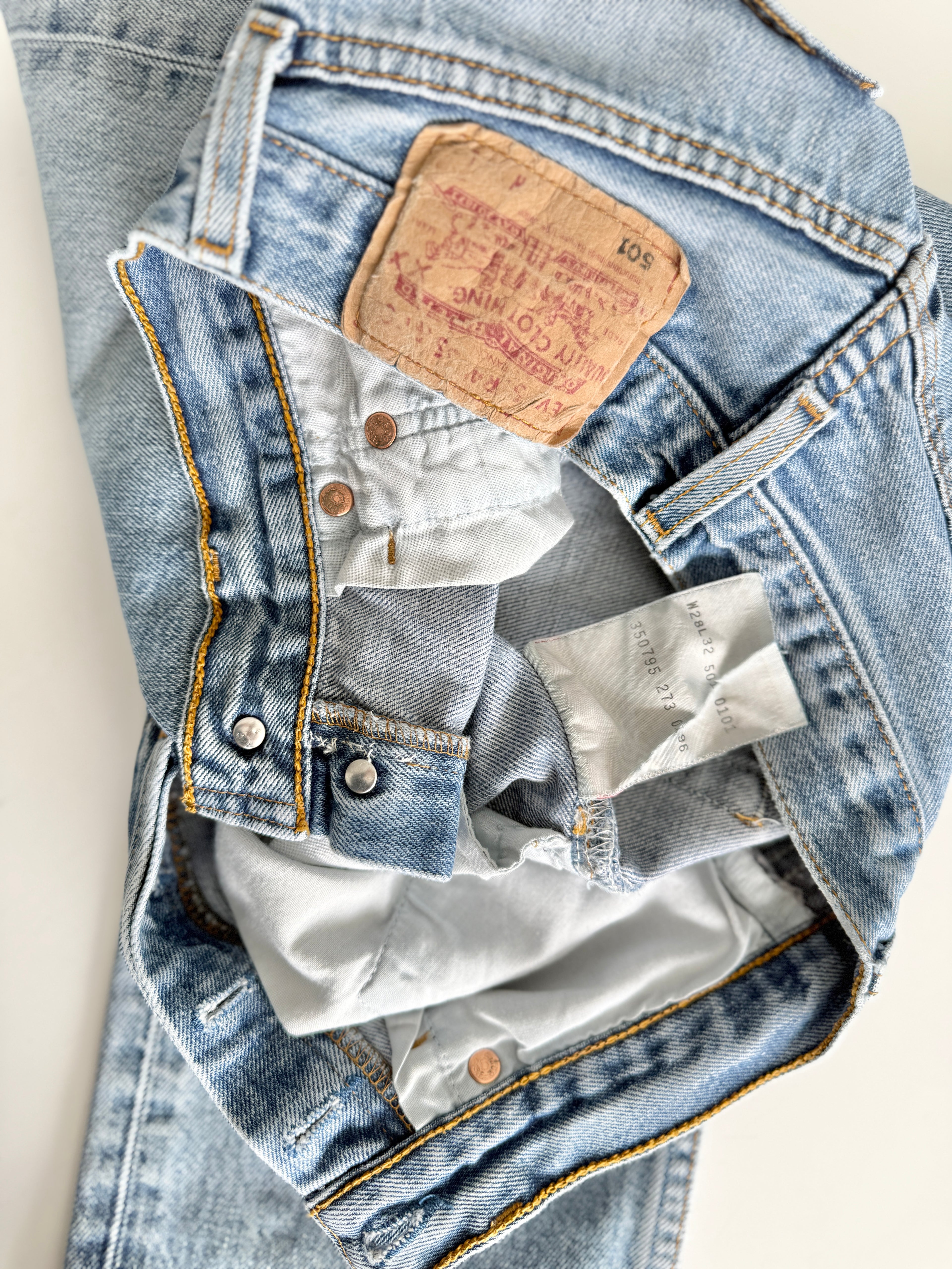 W25 L30 vintage Levis 501 24/25” measured unique faded blue denim 90s Levi’s 501s