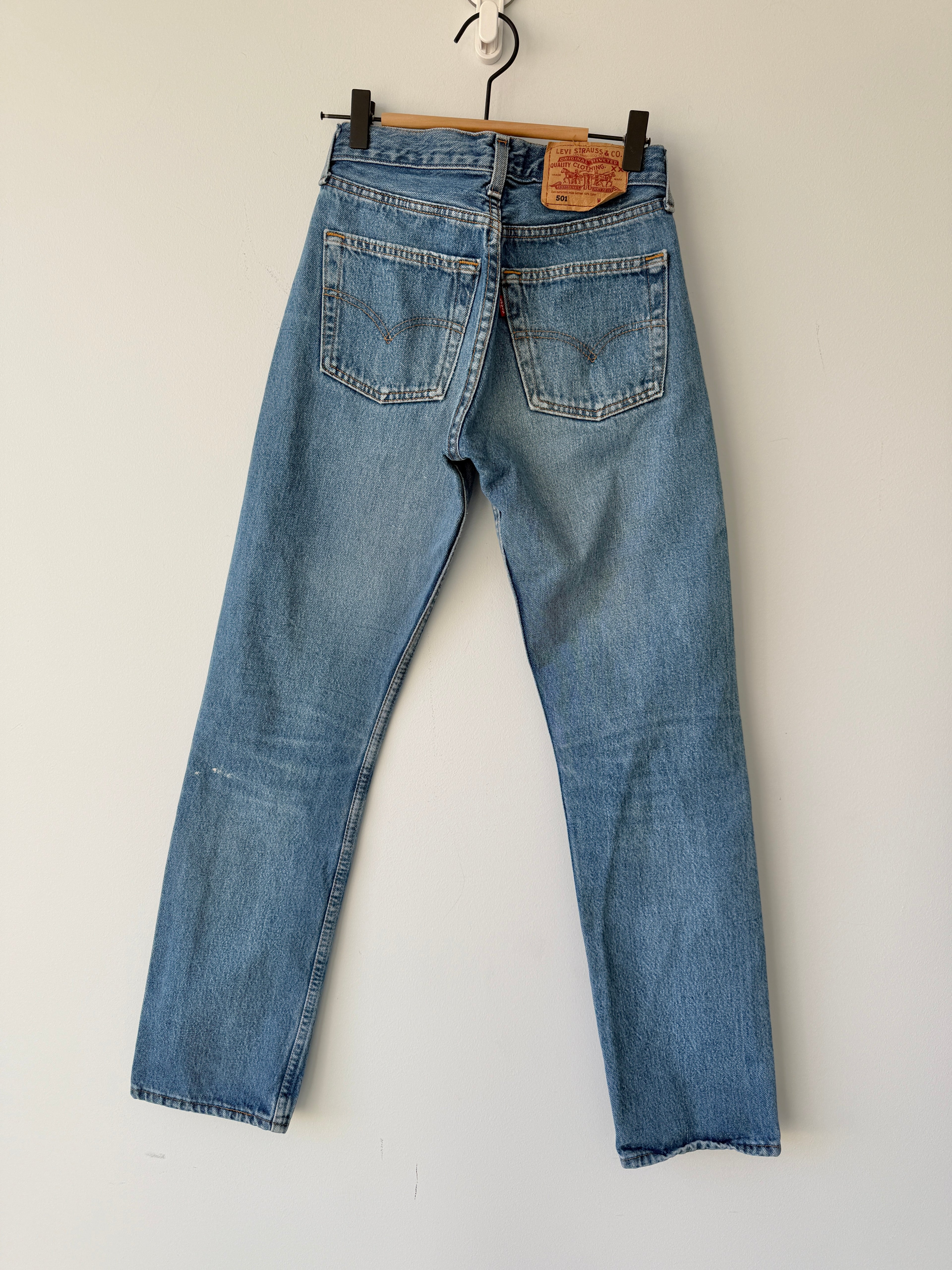 W24 L30 vintage Levis 501 23-24” medium blue 90s Levi’s 501s