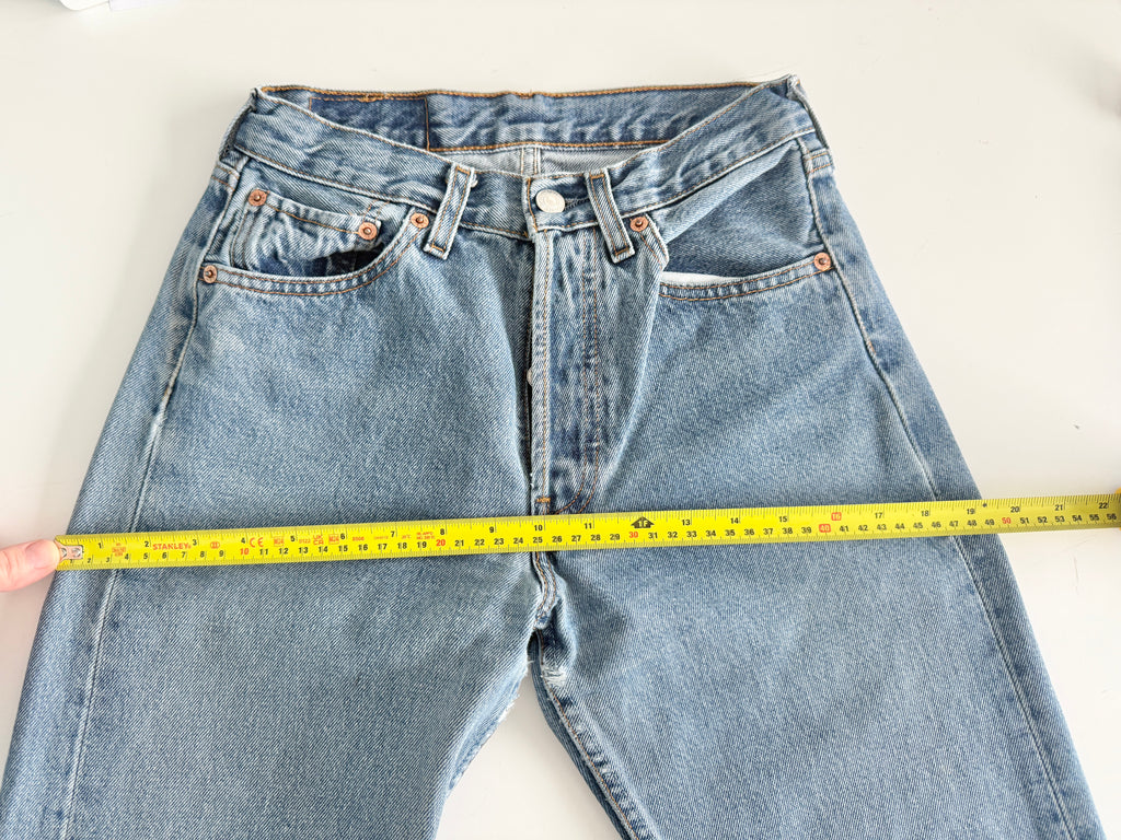 W25 L30 vintage Levis 501 24-25” medium blue 90s Levi’s 501s