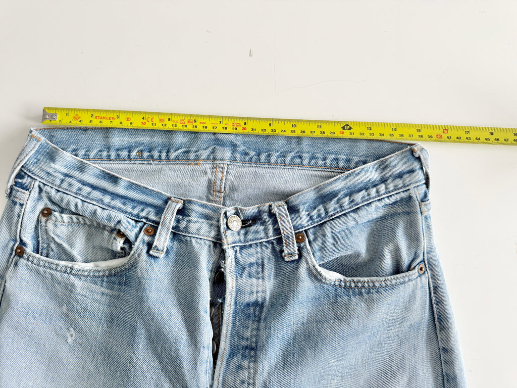 W31 L32 vintage Levis 501 30/31” measured light faded blue denim 70’s 501s USA button 6