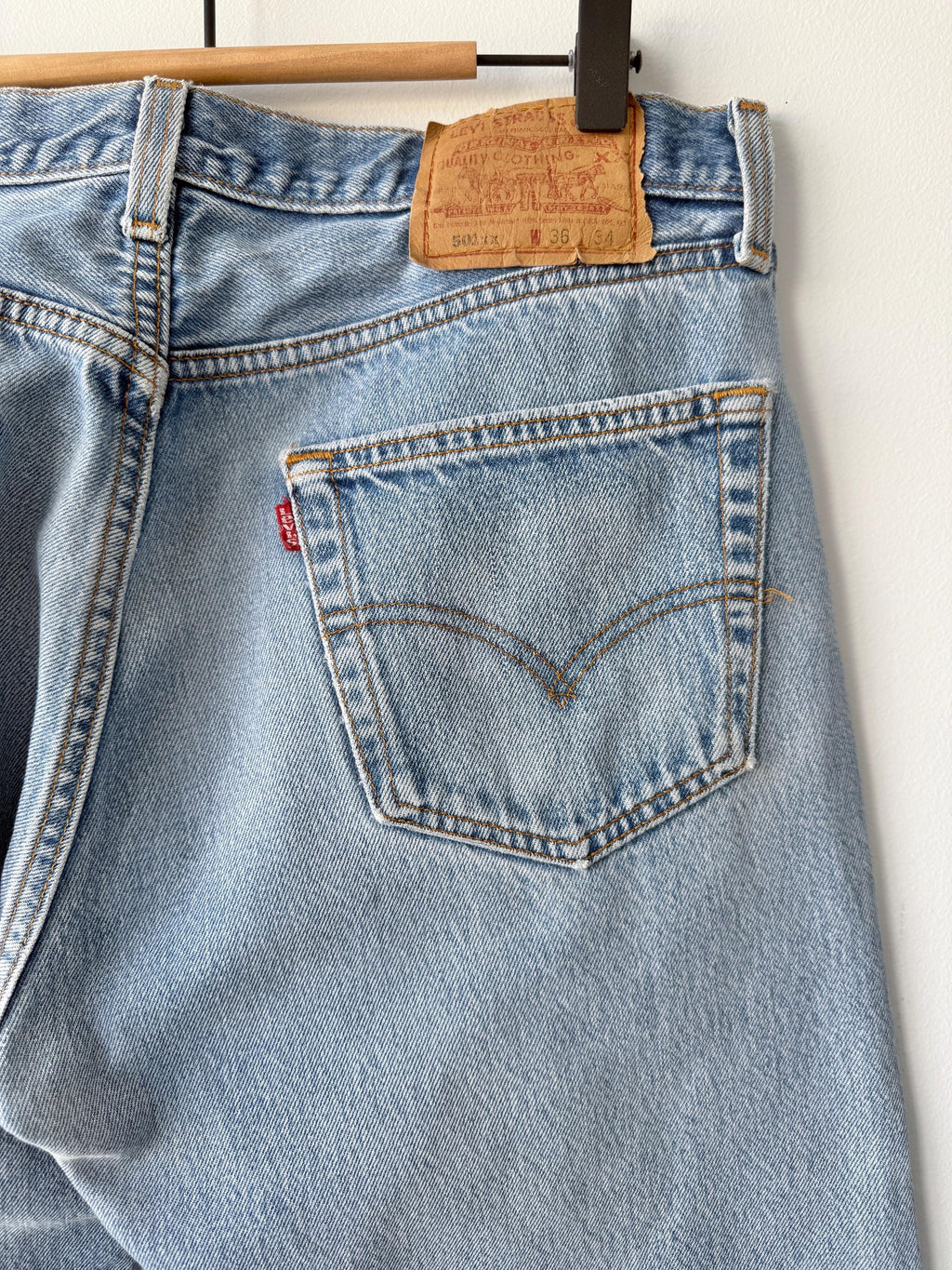 W33 L31 Levis 501 vintage 33” measured waist medium faded blue made in 90s USA