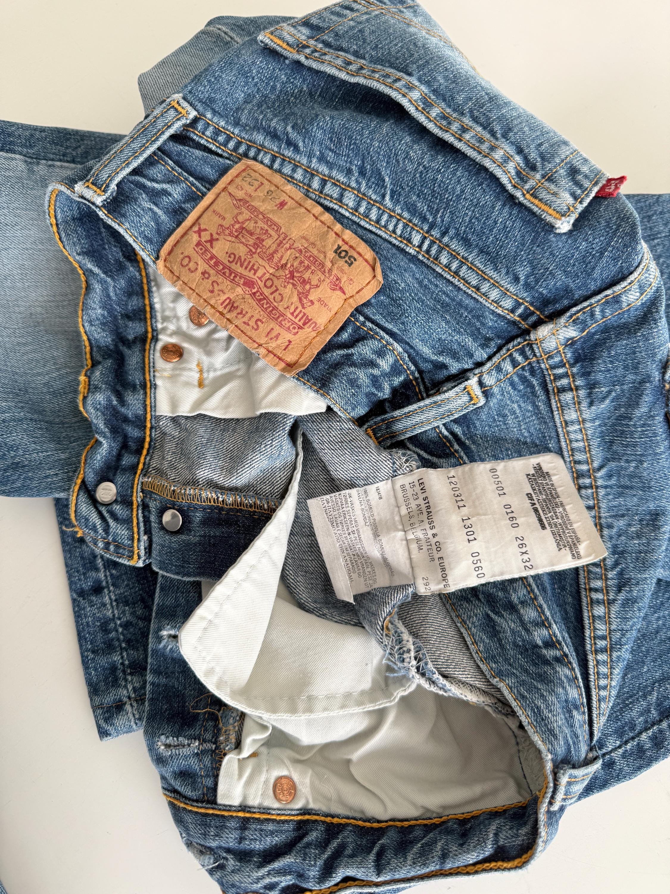 W25 L28 Levis 501 vintage 25” measured waist medium faded blue whiskers made in y2k