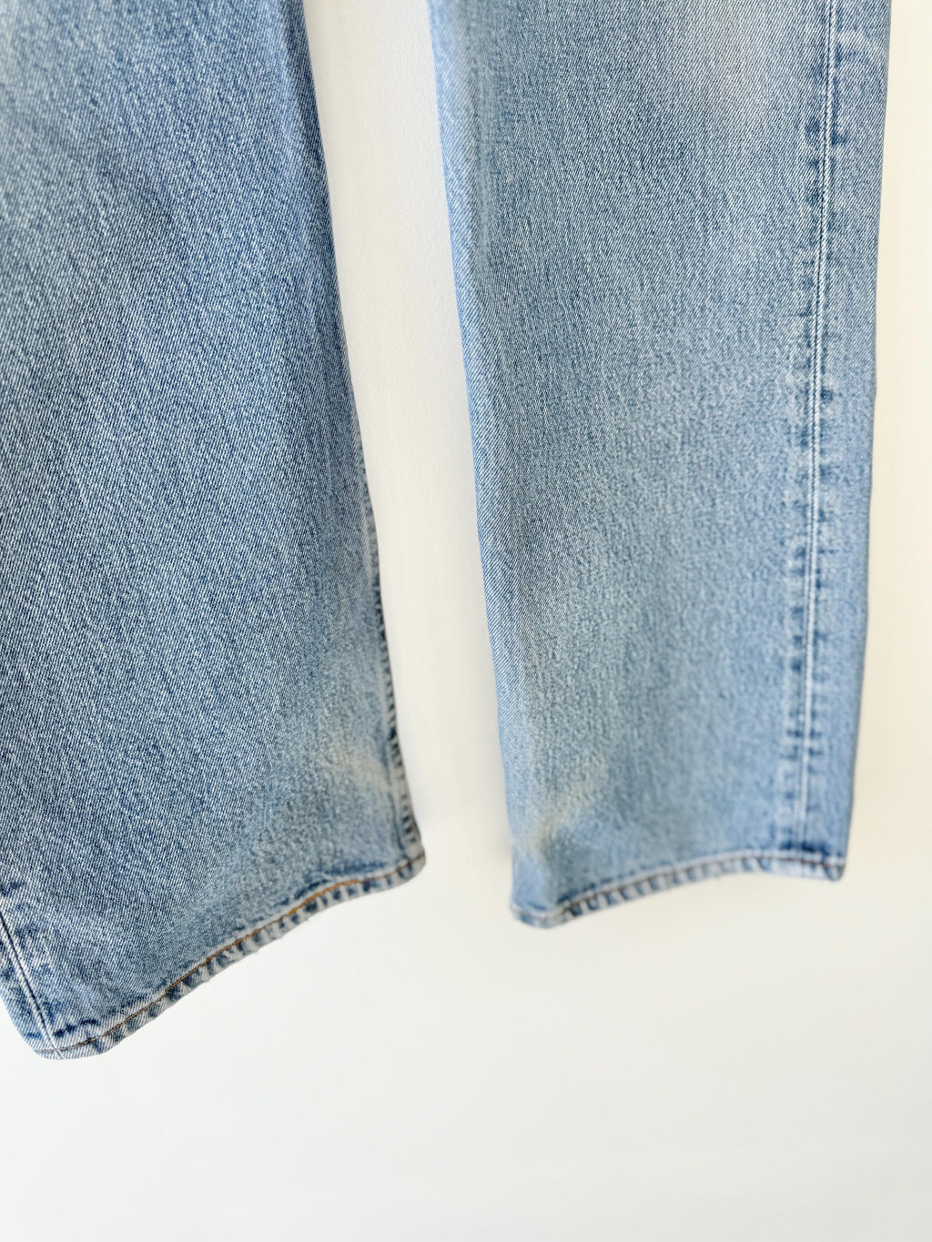 W36 L32 Levis 501 vintage 35-36” measured waist medium faded blue 501s made in USA 90s