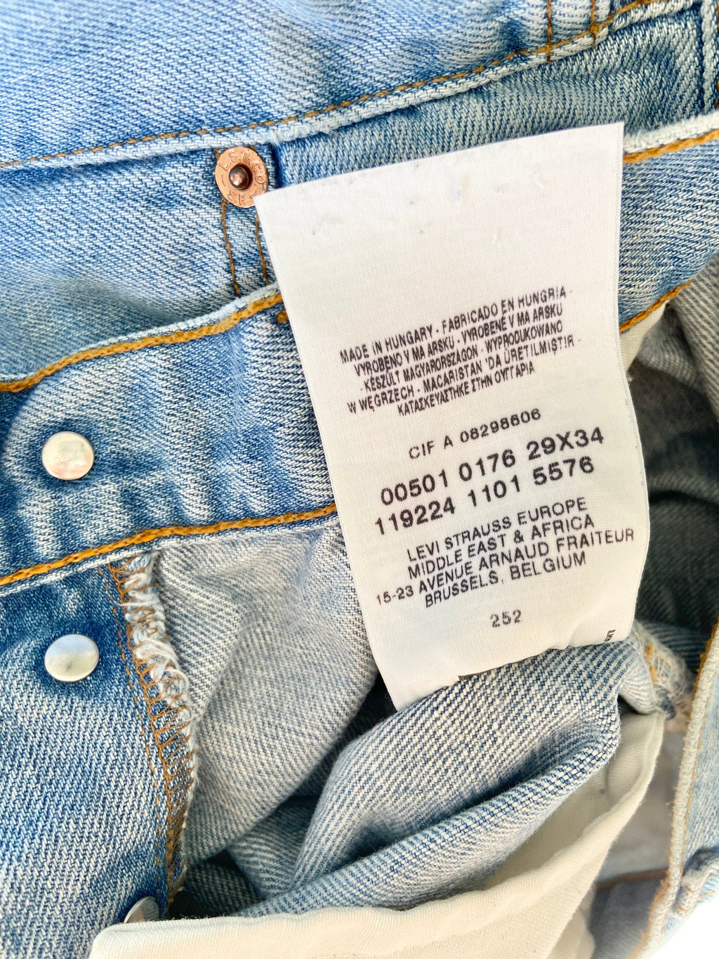 w26 L27 Vintage levis 501 made in Hungary