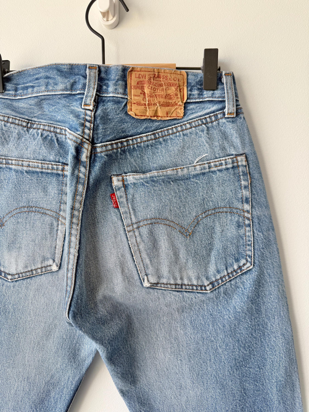 W27 L29 Levis 501 vintage 26-27” measured waist dark faded made blue made in 80s