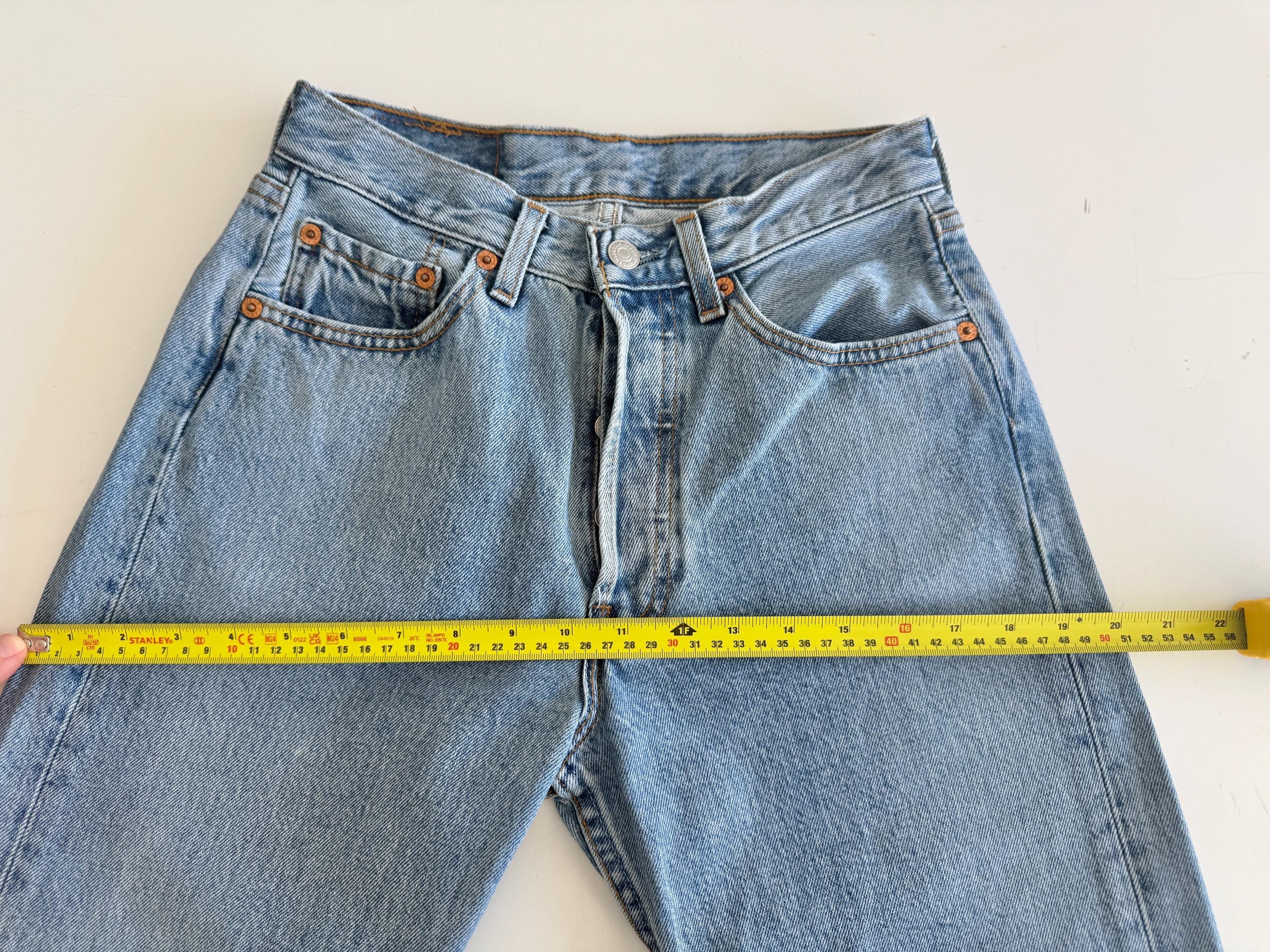 W25 L30 vintage Levis 501 25” measured waist medium blue made in 90s