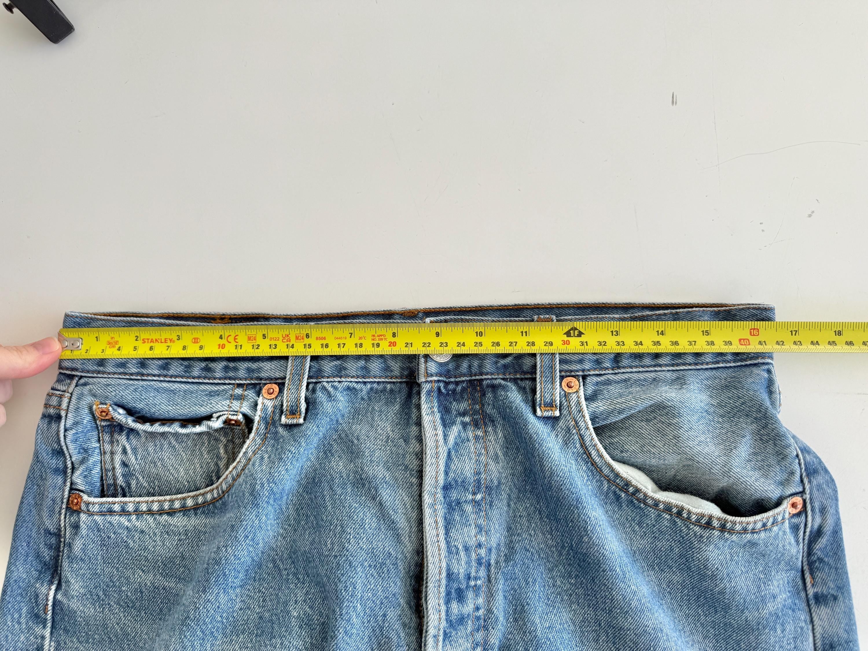 W32 L31 vintage Levis 501 31-32” measured medium faded lines blue made in Y2K