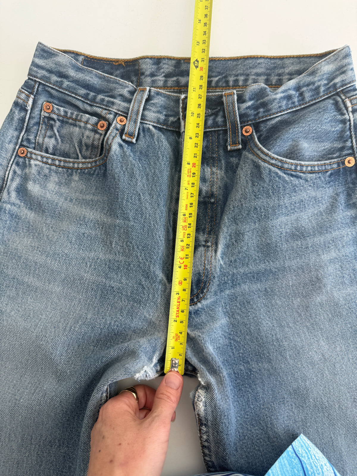 W26 L31 vintage Levis 501s 25/26” measured medium dark fade blue distressed 501s Y2K