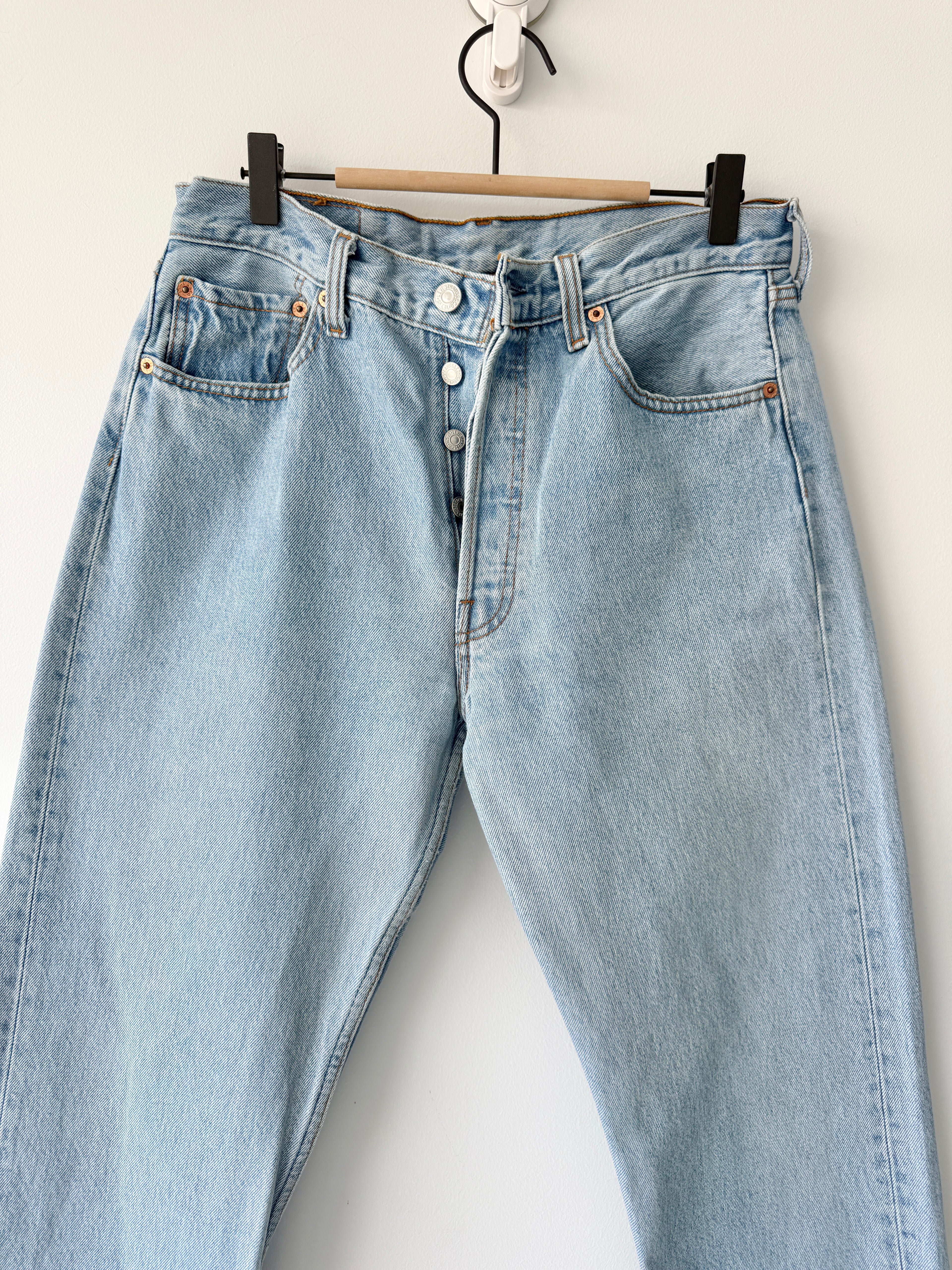 W29 L33 vintage Levis 501 29” measured light blue faded 90s denim Levi’s 501s