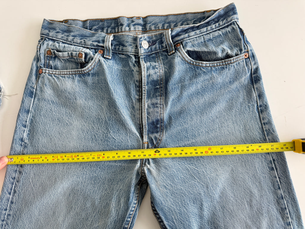 W32 L27 vintage Levis 501 31/32” measured unique faded blue denim 90s USA Levi’s 501s