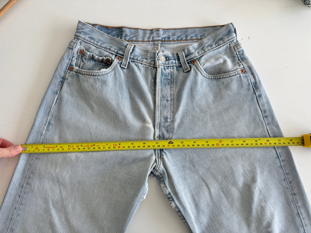 Distressed W28 L29 vintage Levis 501 27/28” measured light faded blue denim 90’s 501s USA student fit