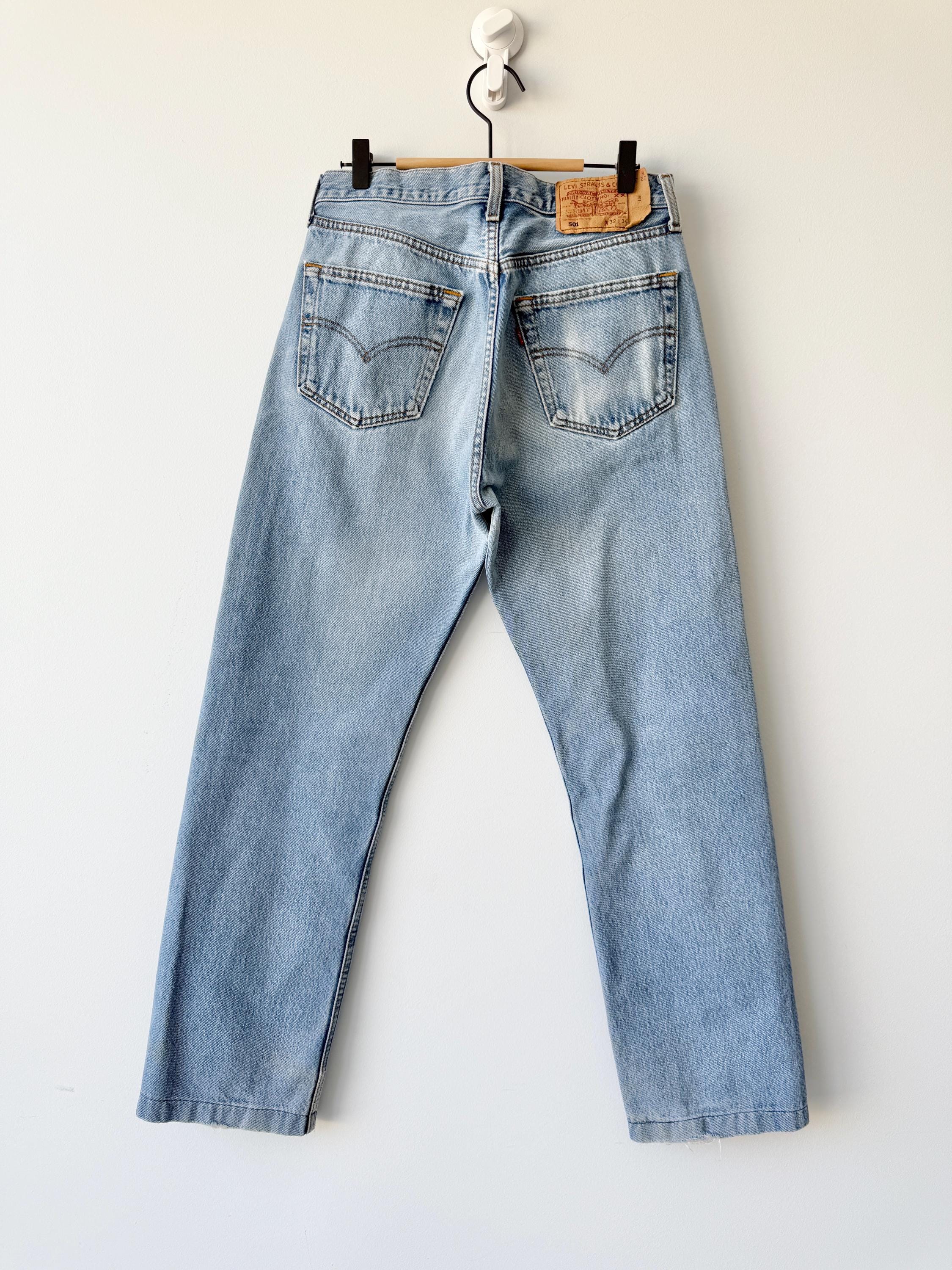 W30 L29 Levis 501 vintage 29-30” measured waist medium light blue worn out marks y2k made in Hungary wallet mark