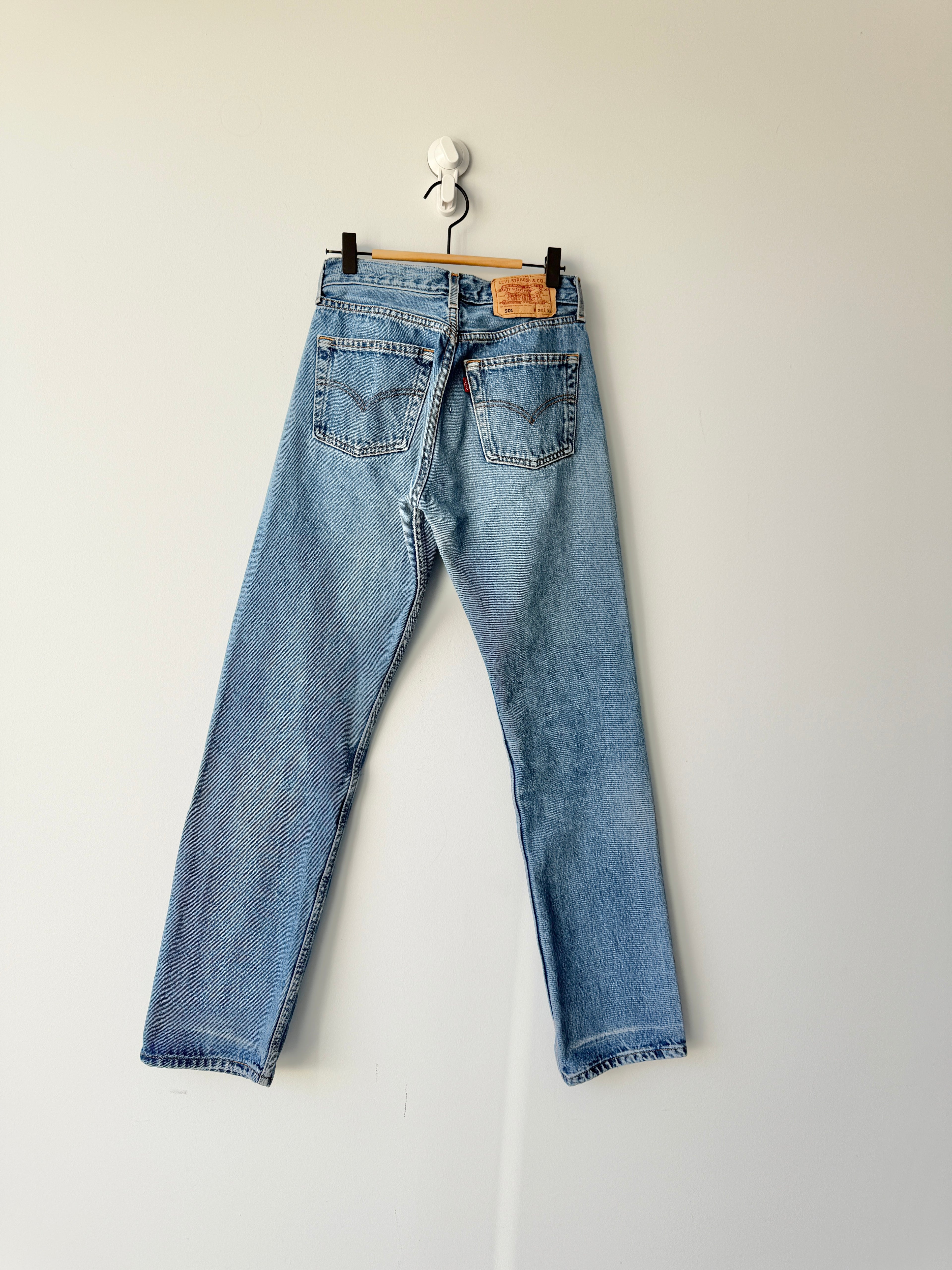 W26 L30 vintage Levis 501 25-26” medium blue 90s Levi’s 501s