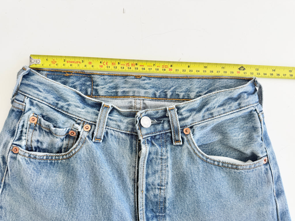 W25 L30 vintage Levis 501 25” light medium blue Levi’s 501s