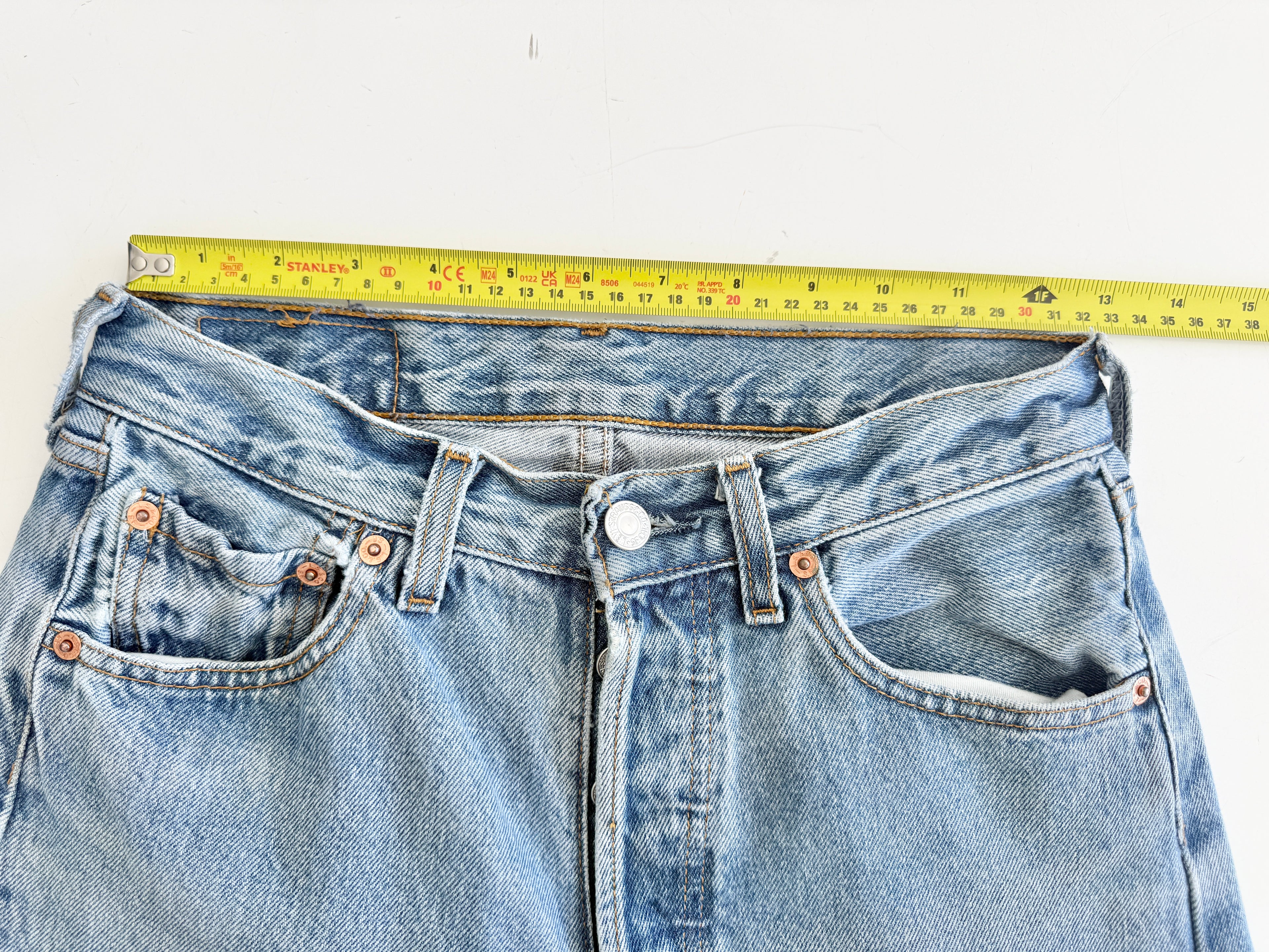 W25 L30 vintage Levis 501 25” light medium blue Levi’s 501s