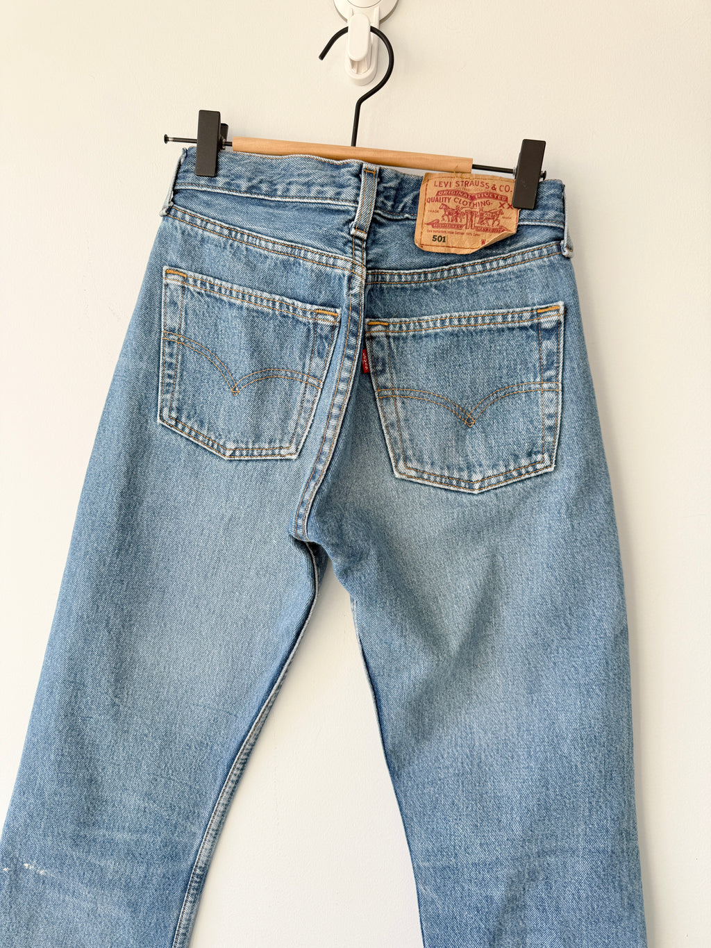 W24 L30 vintage Levis 501 23-24” medium blue 90s Levi’s 501s