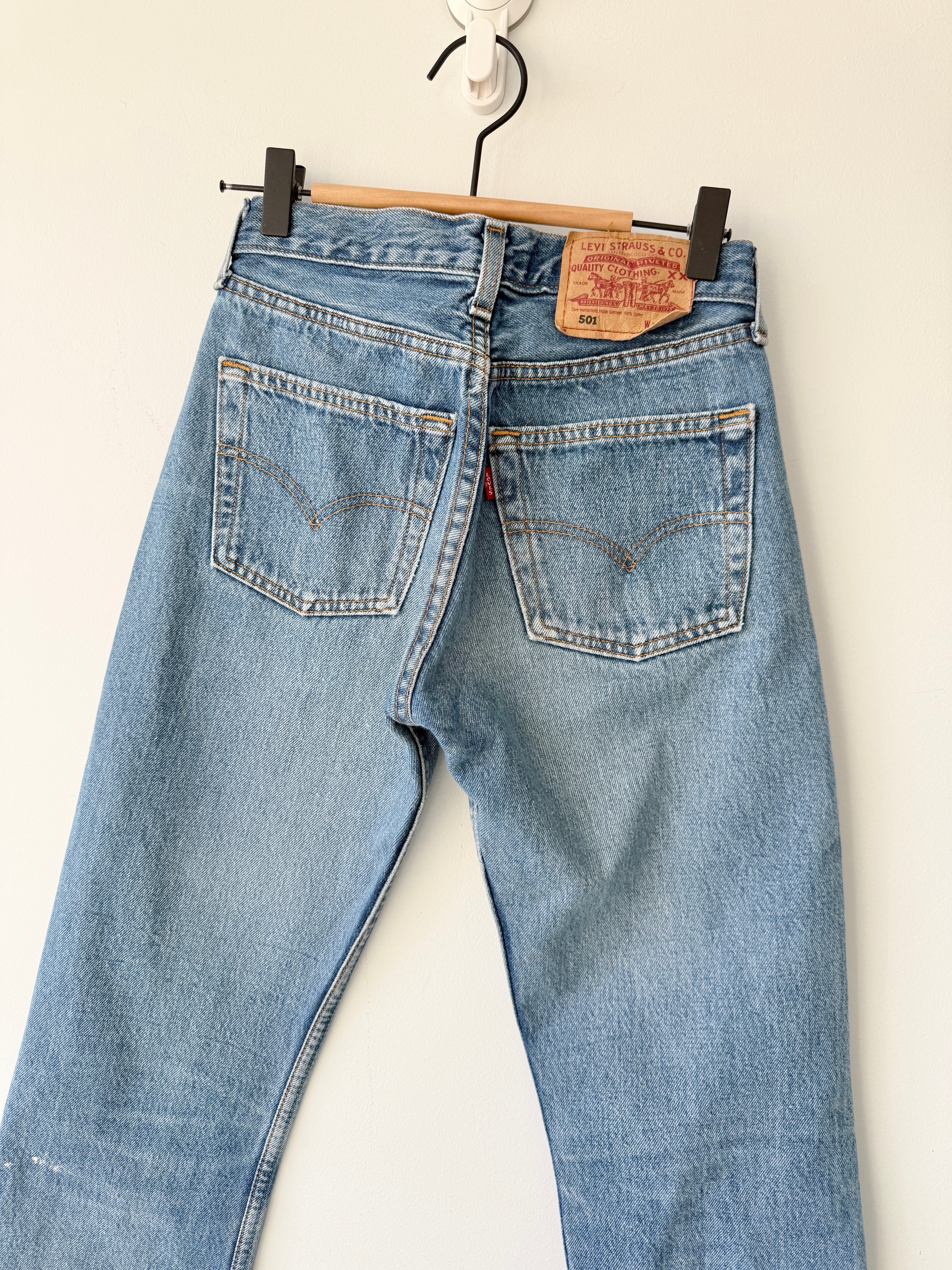 W24 L30 vintage Levis 501 23-24” medium blue 90s Levi’s 501s