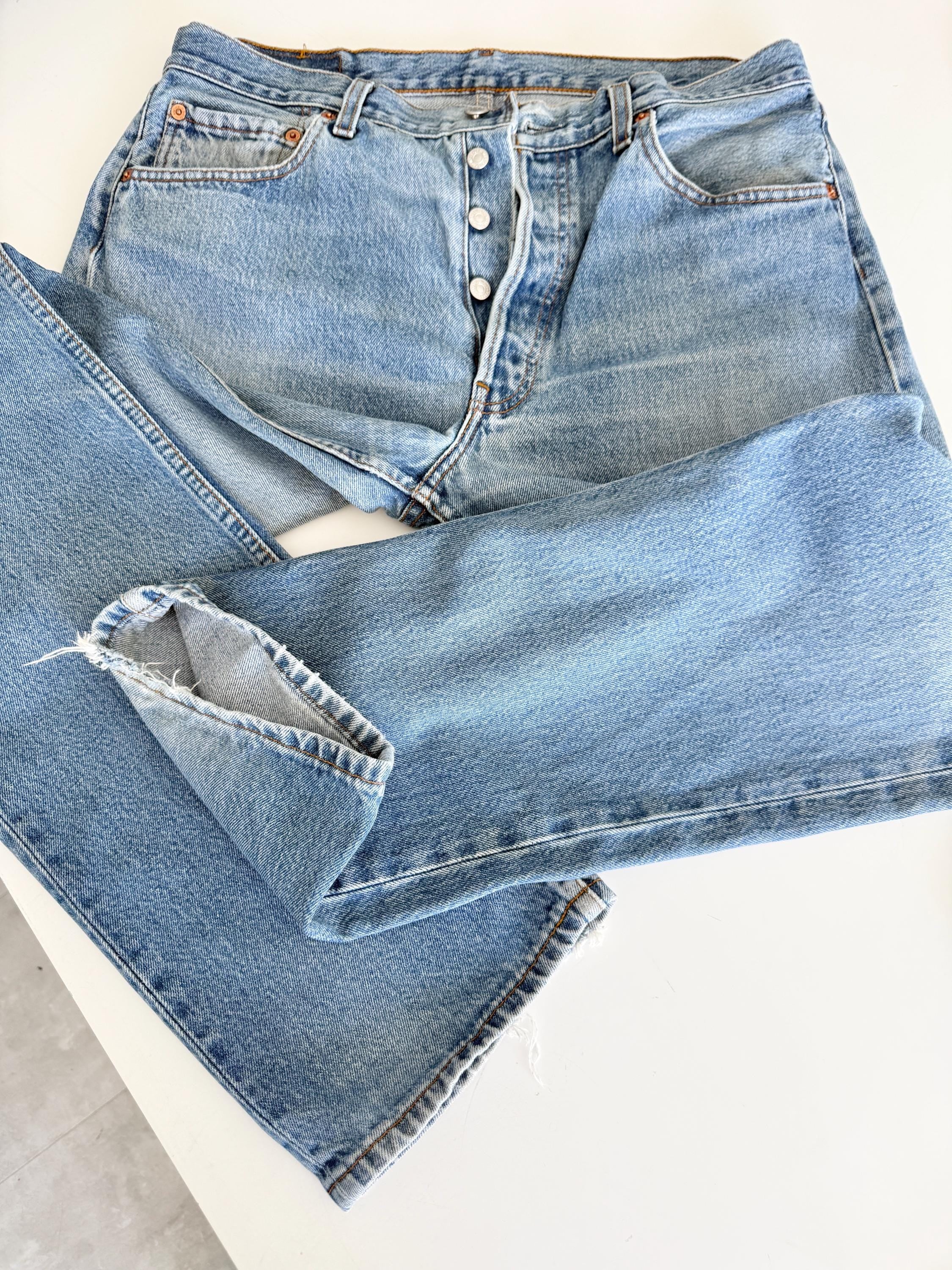 W33 L33 vintage Levis 501 32-33” measured waist medium faded lines blue made in y2k