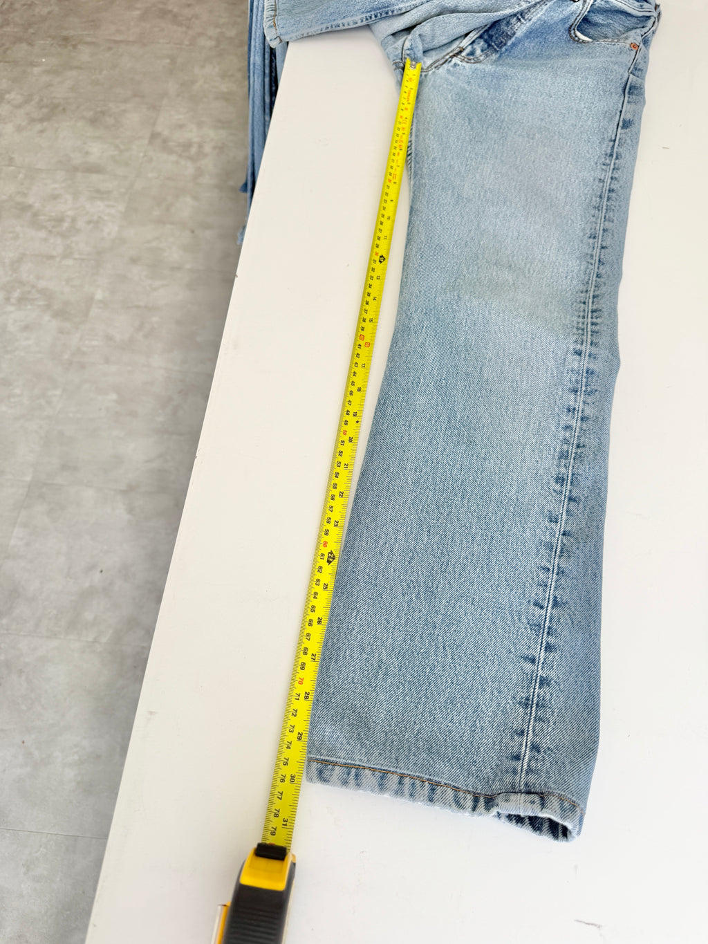 W25 L30 vintage Levis 501 25” light medium blue Levi’s 501s