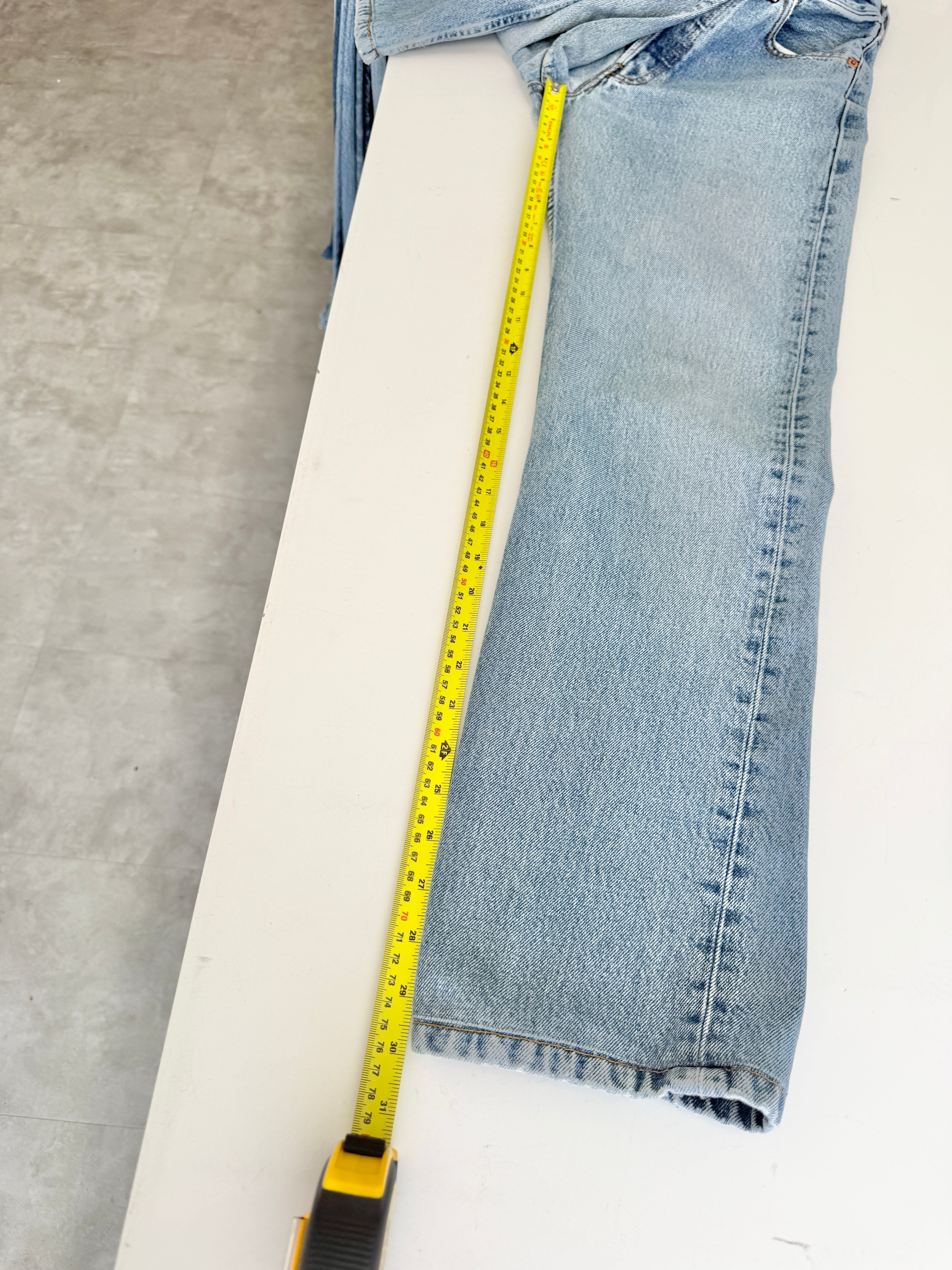 W25 L30 vintage Levis 501 25” light medium blue Levi’s 501s