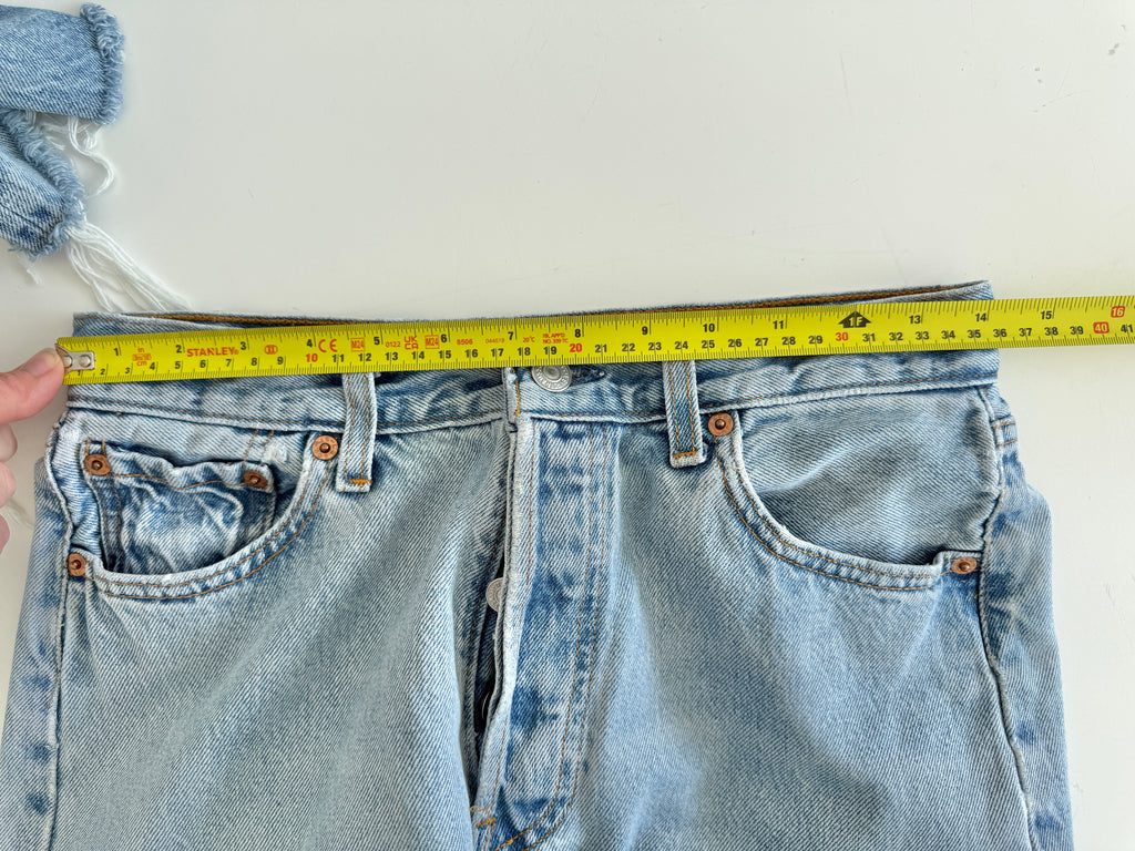 W27 L29 vintage Levis 501 27” measured waist light blue 501s 90s USA student fit denim