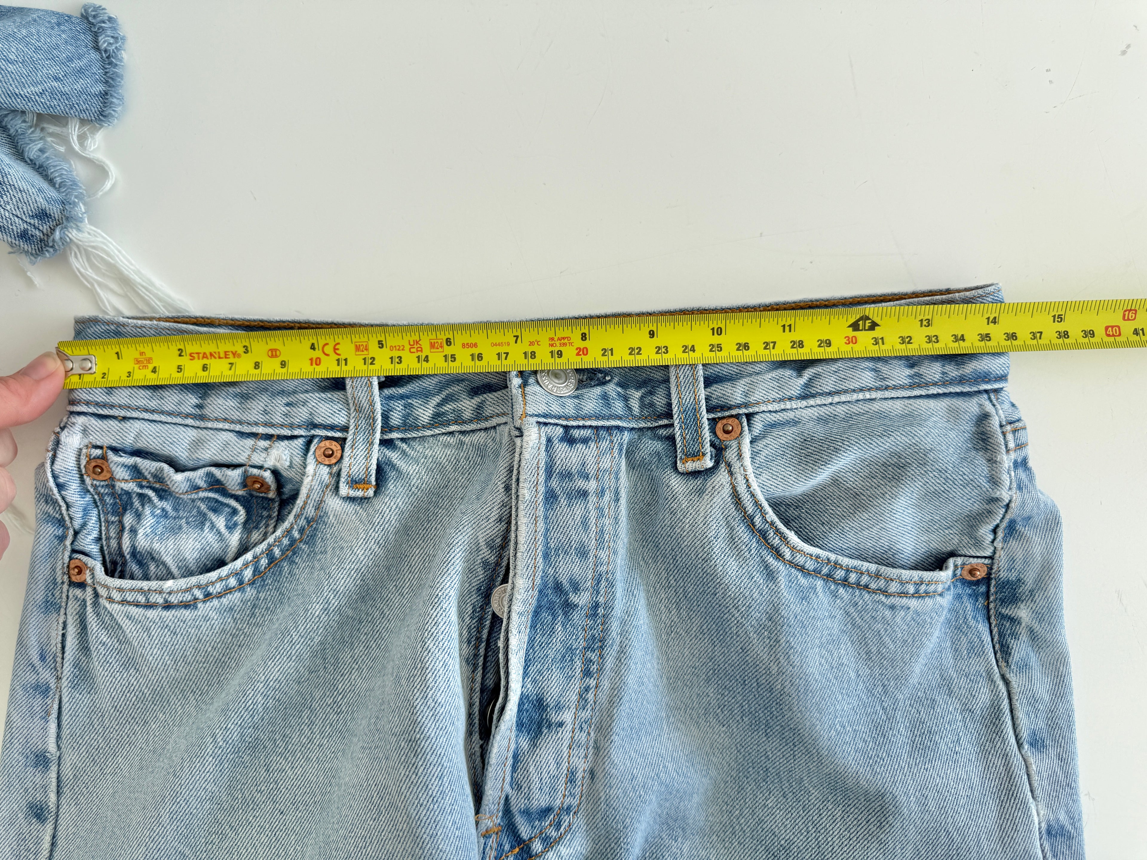 W27 L29 vintage Levis 501 27” measured waist light blue 501s 90s USA student fit denim