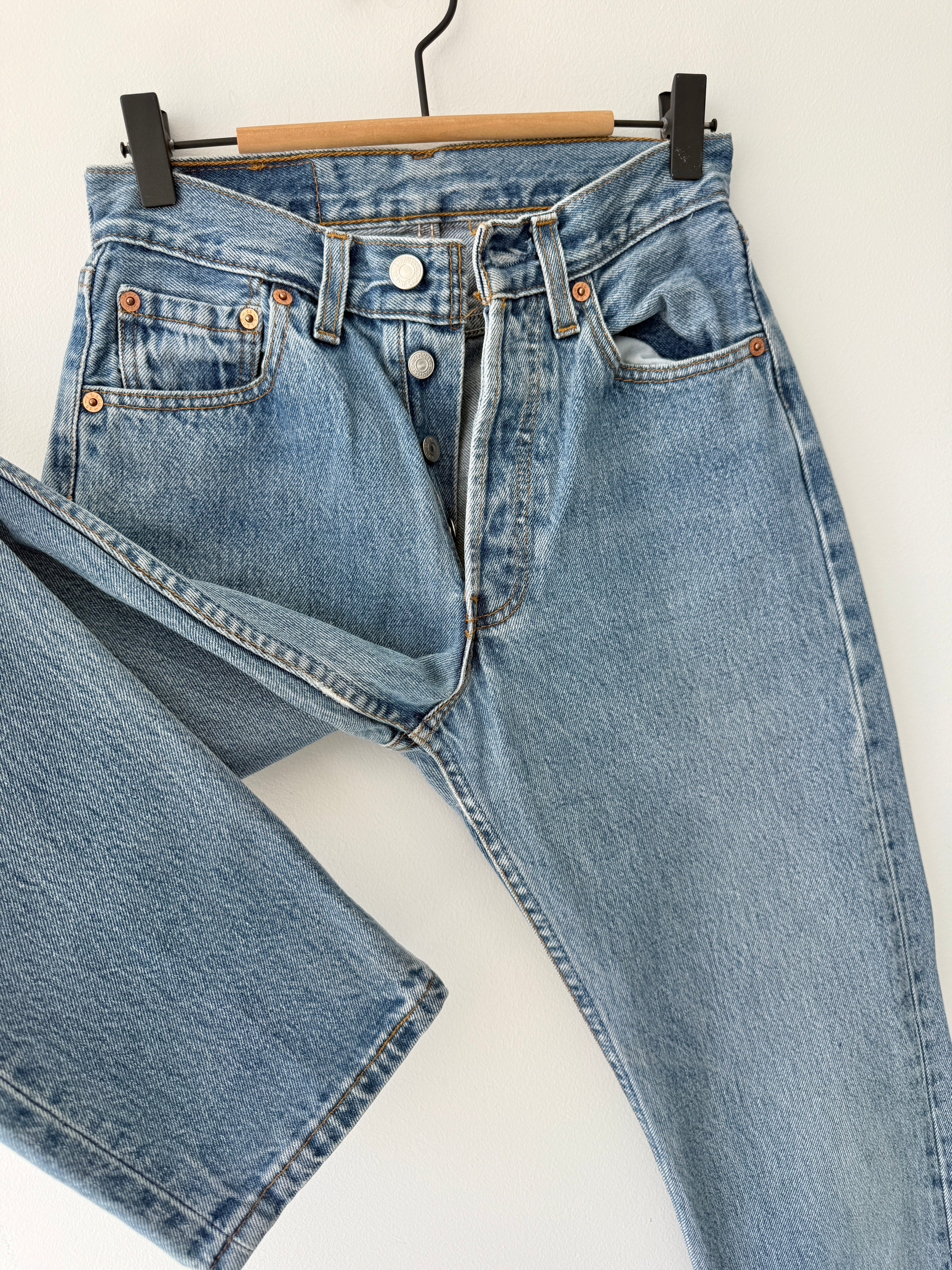 W24 L30 vintage Levis 501 23/24” medium blue Levi’s 501s