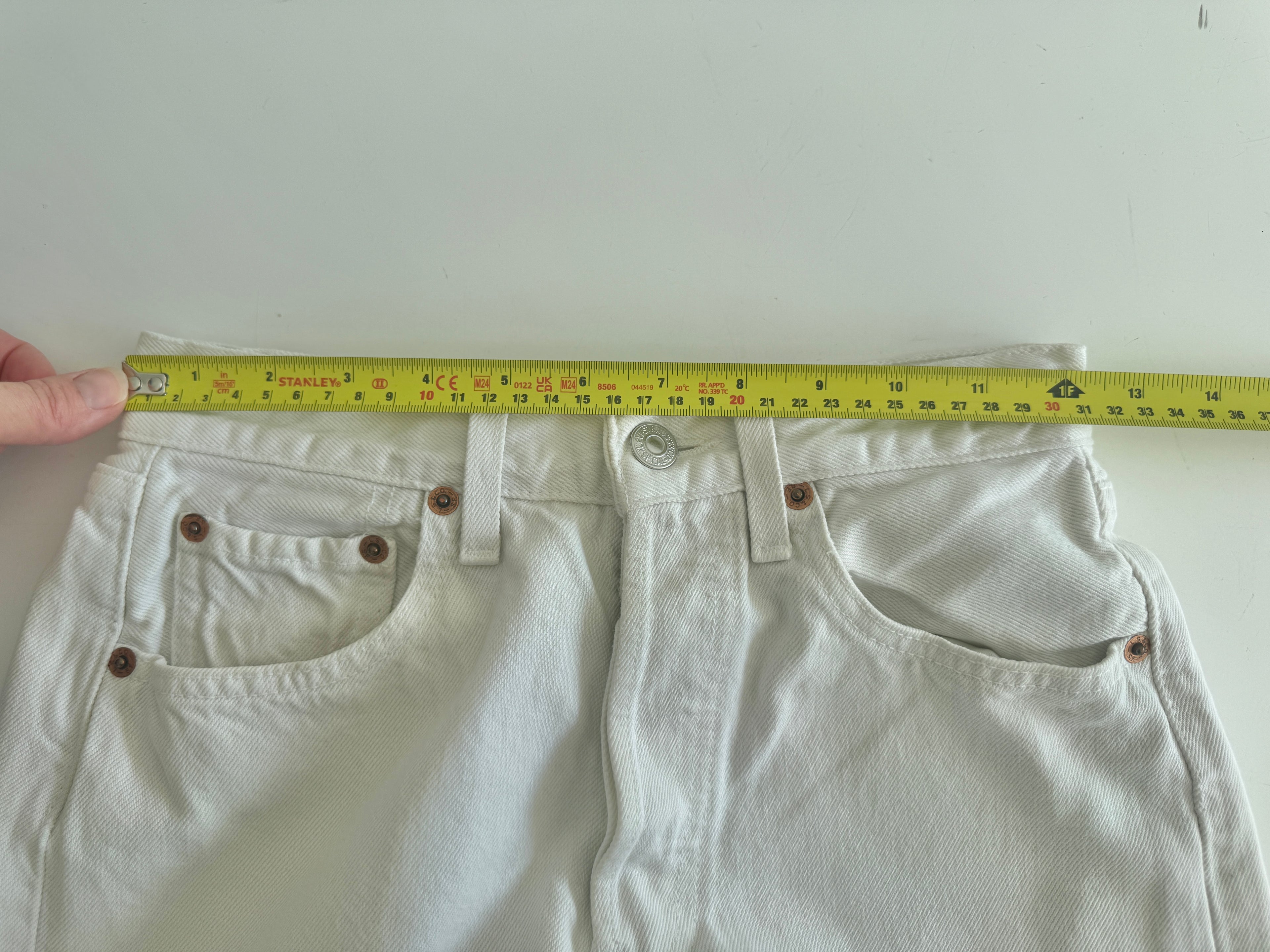 W24 L28 vintage Levis 501 23/24” measured waist white 501s 90s denim