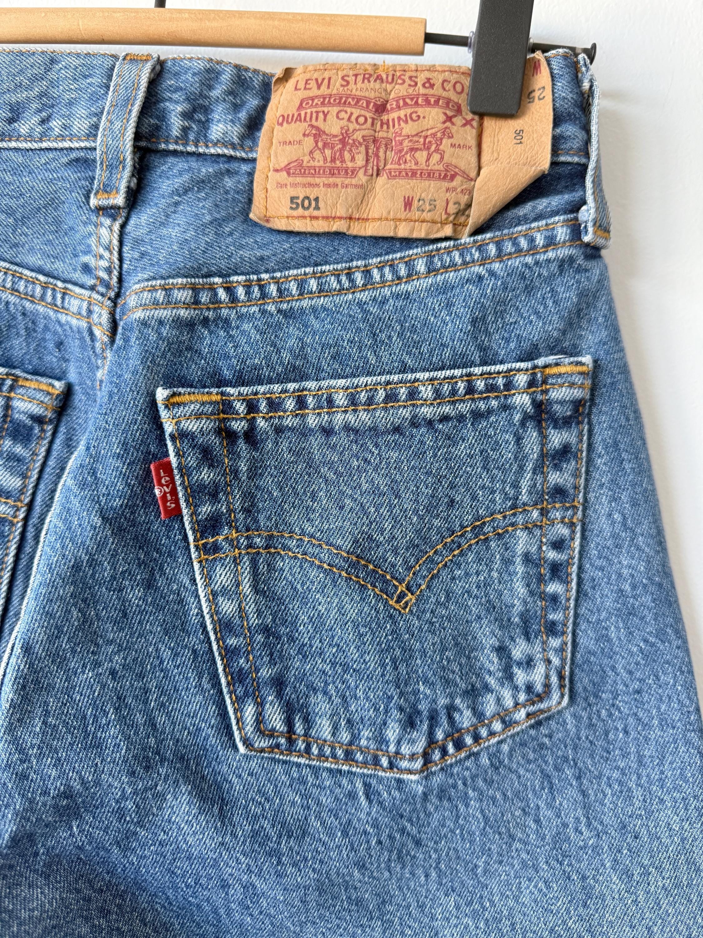 W23 L31 Levis 501 vintage 22-23” measured waist dark blue made in Croatia  Y2K hol