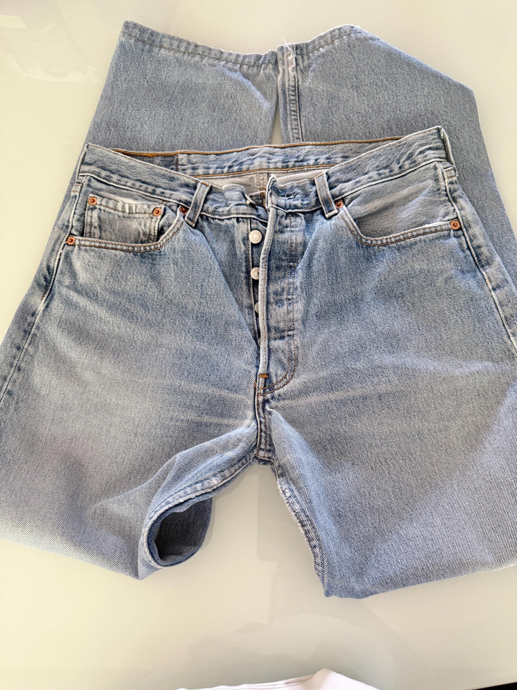 W31 L30 Levis 501 vintage 30-31” waist medium blue 501s made in y2k