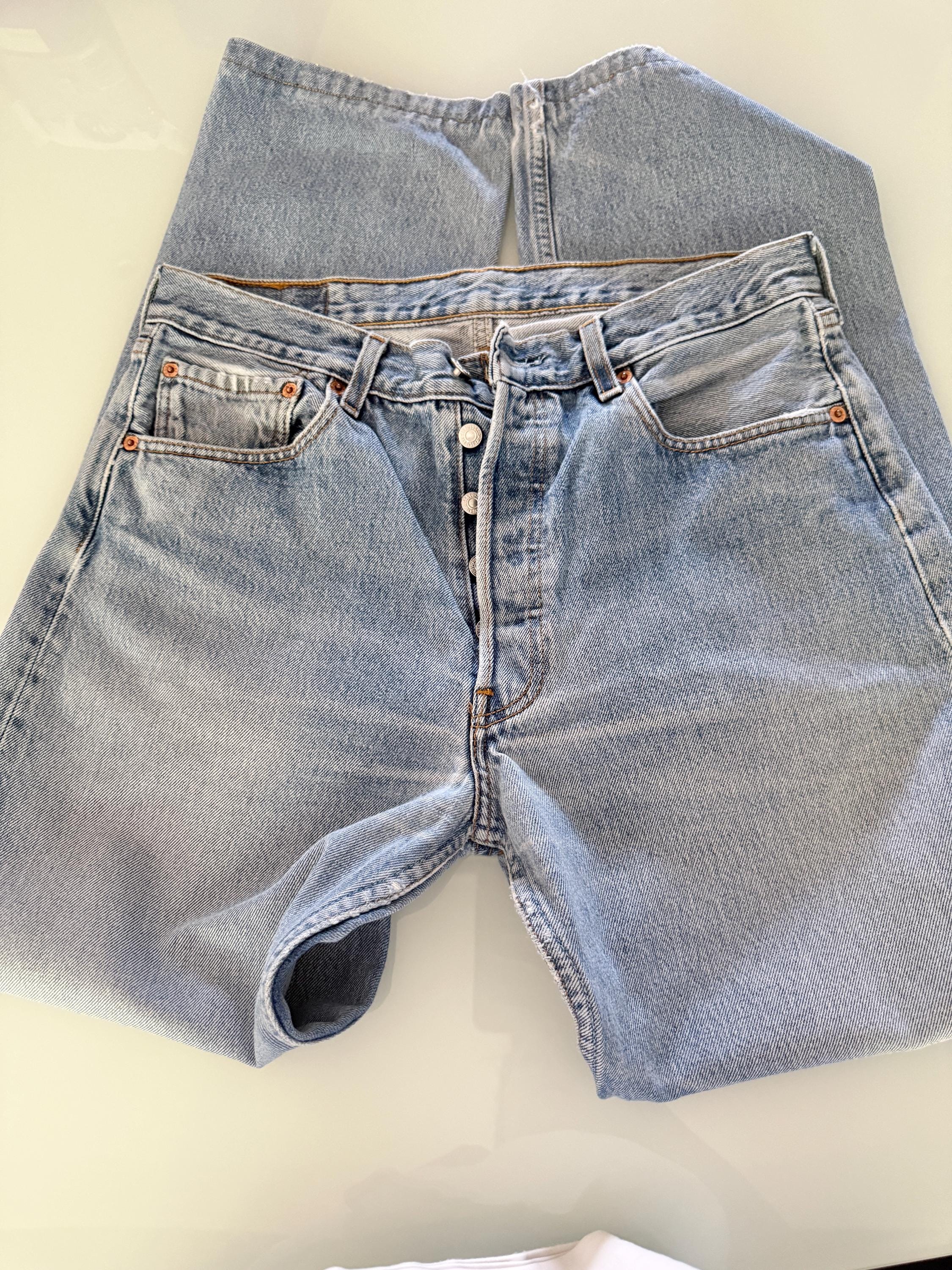 W31 L30 Levis 501 vintage 30-31” waist medium blue 501s made in y2k