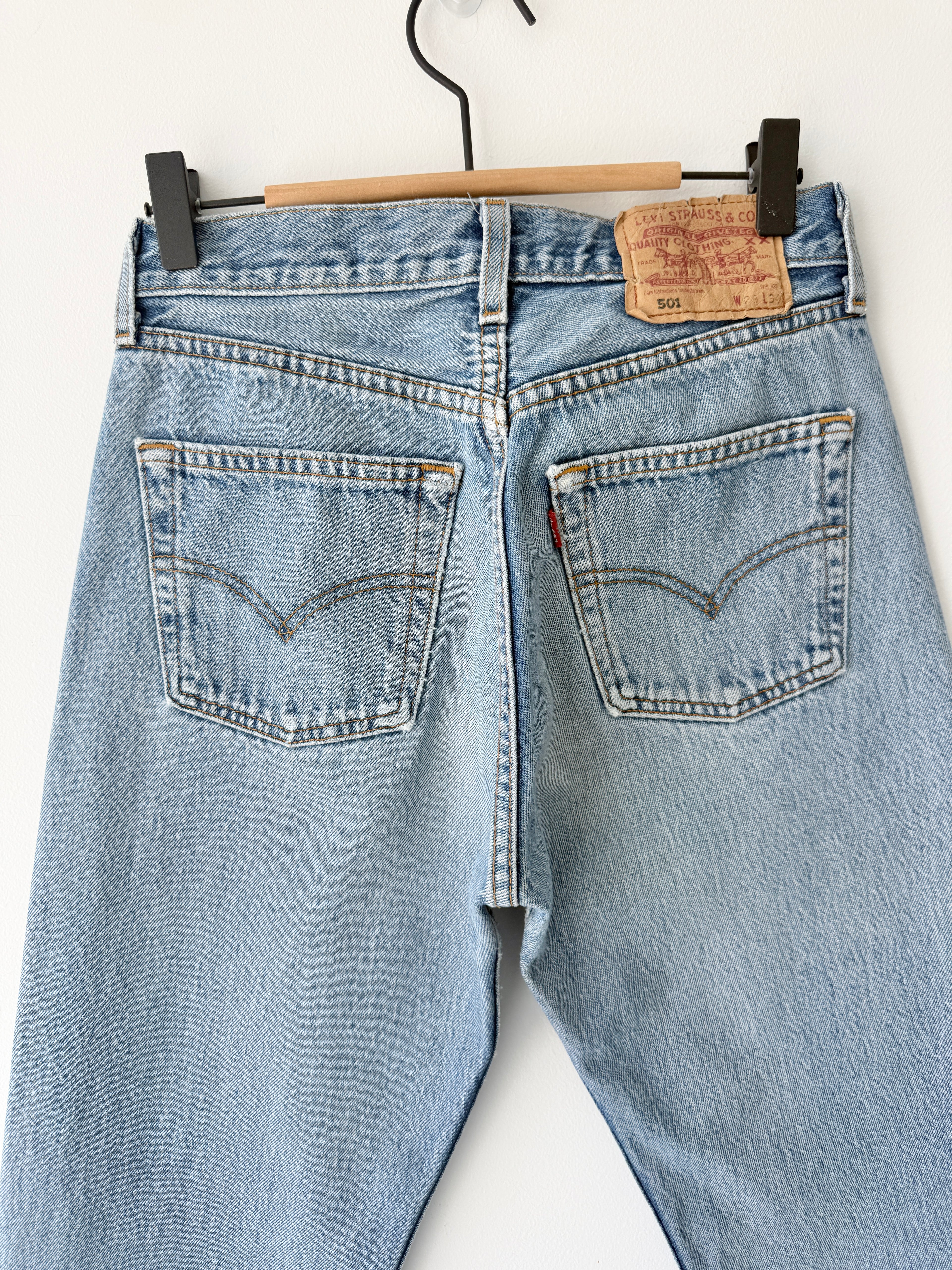 W26 L33 vintage Levis 501 25/26” measured waist medium faded blue 501s Y2K