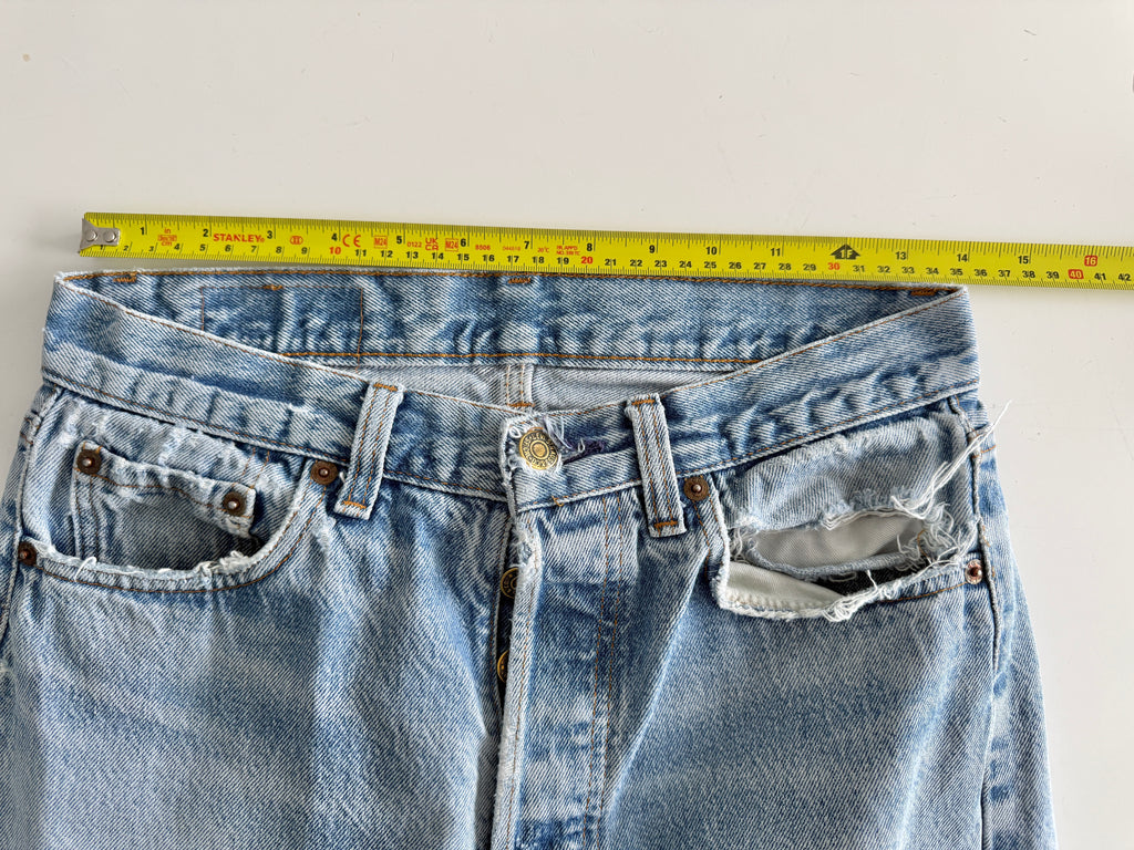 W28 L32 vintage Levis 501 27/28” measured medium light blue faded 80s USA Levi’s 501s golden buttons